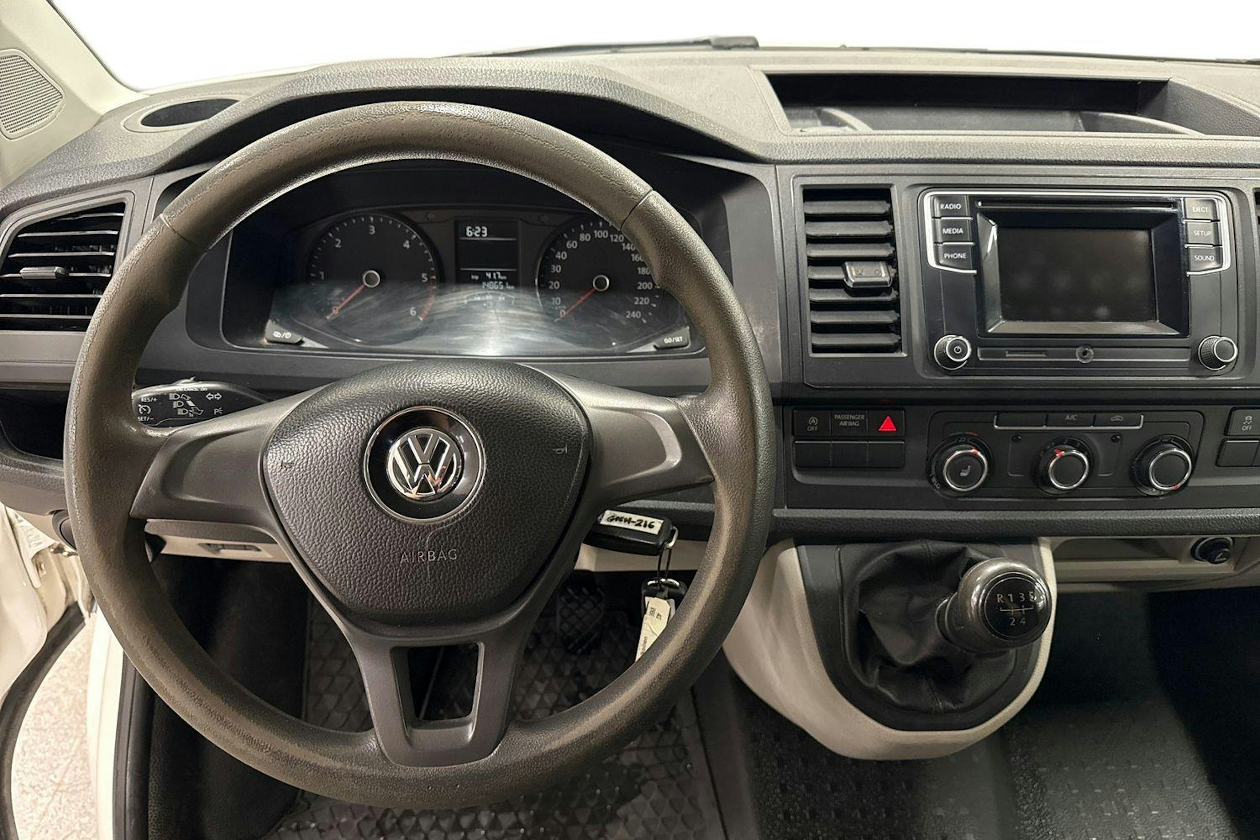 Valkoinen Volkswagen Transporter 2019 kuva 9.
