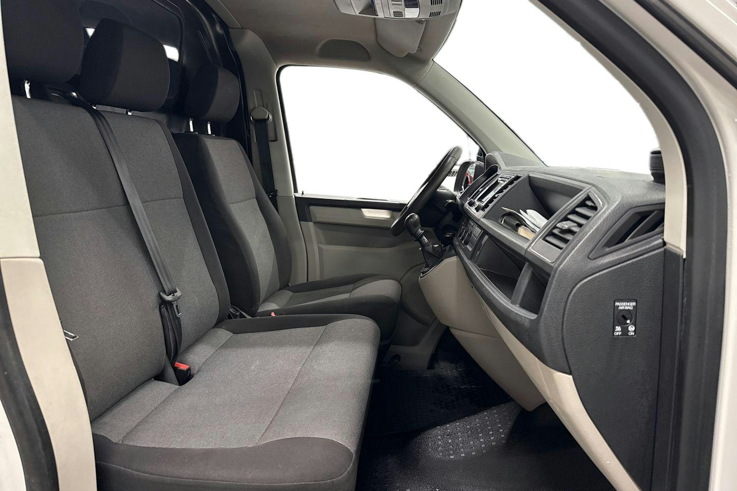 Valkoinen Volkswagen Transporter 2019 kuva 10.