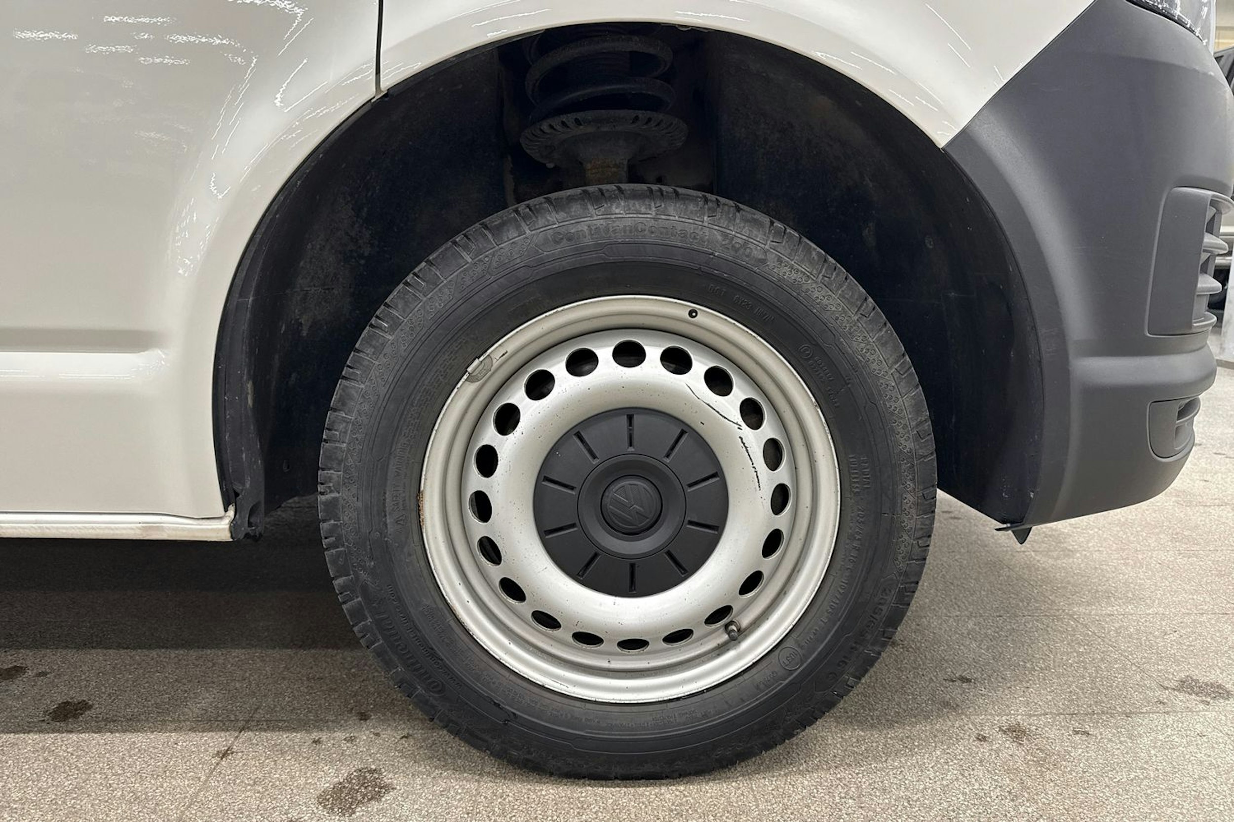 Valkoinen Volkswagen Transporter 2019 kuva 11.