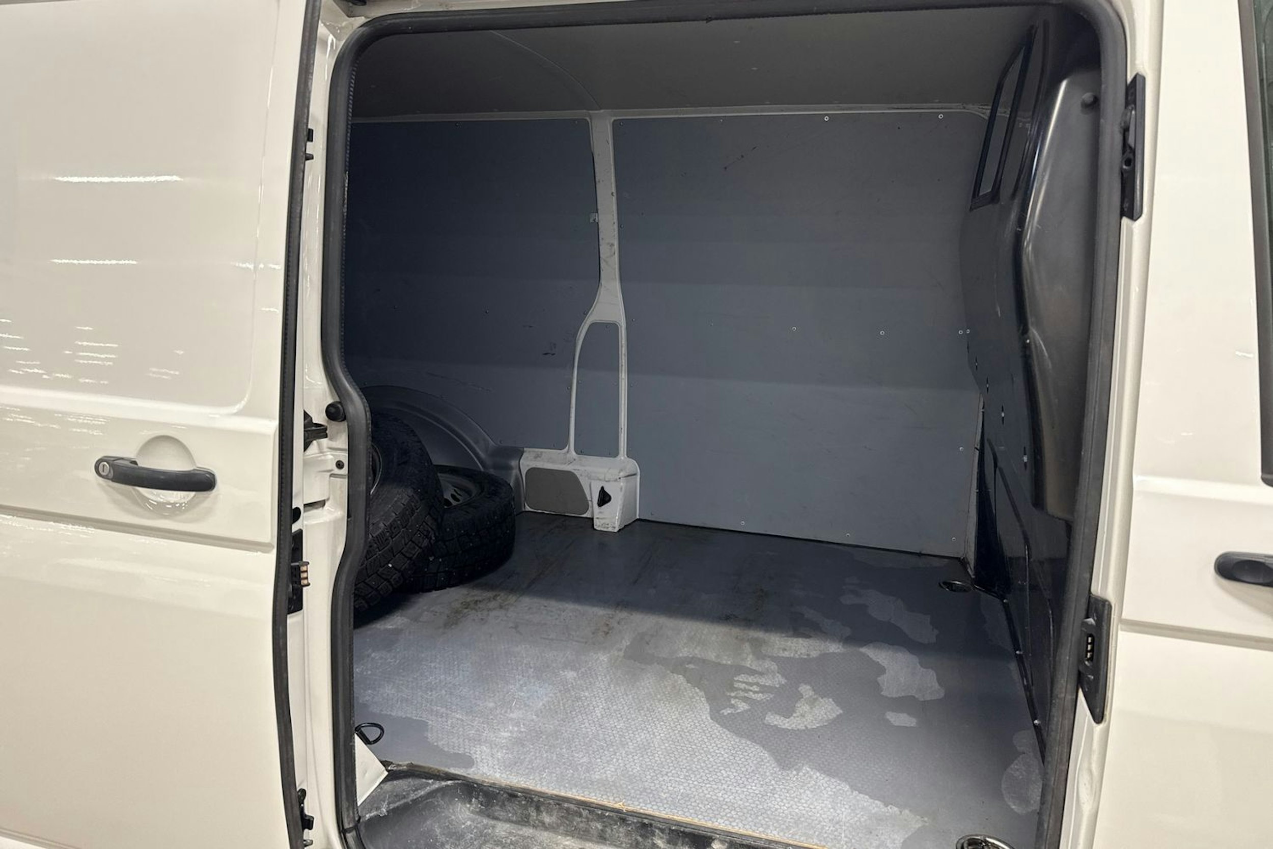 Valkoinen Volkswagen Transporter 2019 kuva 13.