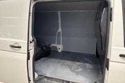 Valkoinen Volkswagen Transporter 2019 kuva 13.
