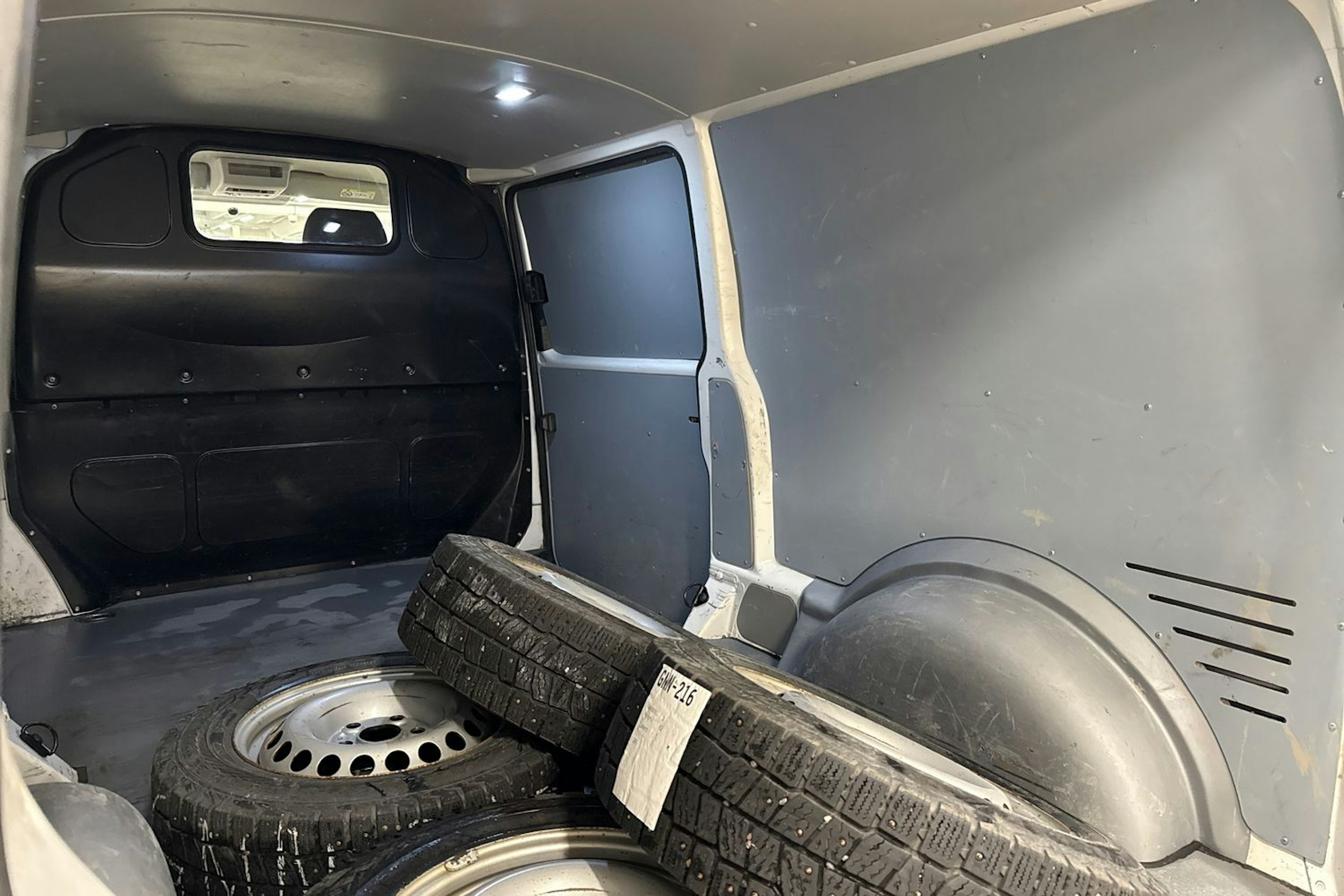 Valkoinen Volkswagen Transporter 2019 kuva 15.