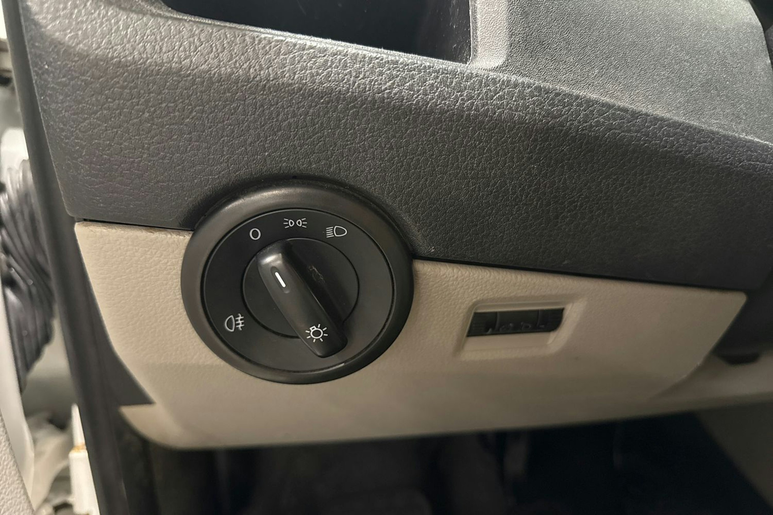 Valkoinen Volkswagen Transporter 2019 kuva 17.
