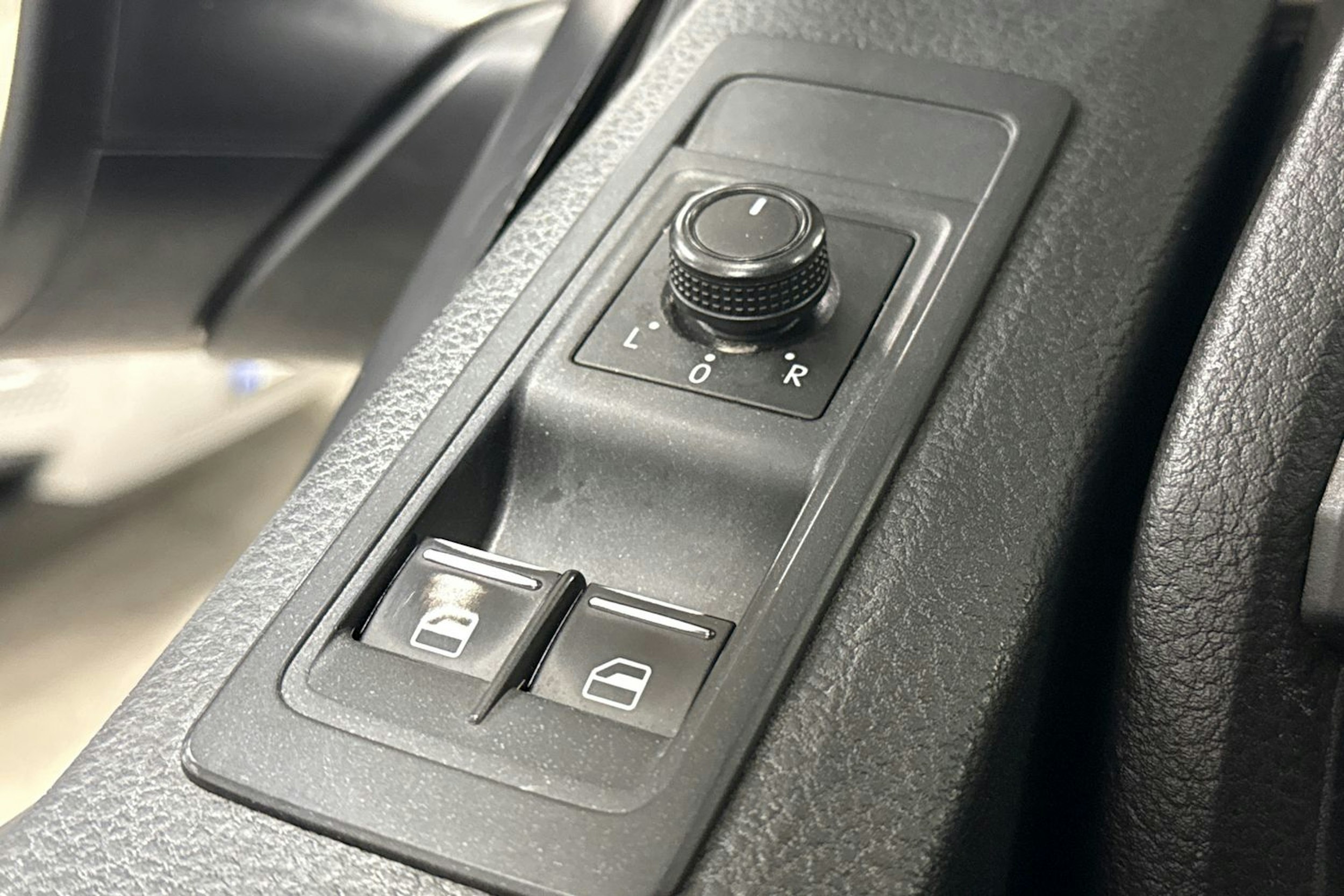 Valkoinen Volkswagen Transporter 2019 kuva 18.