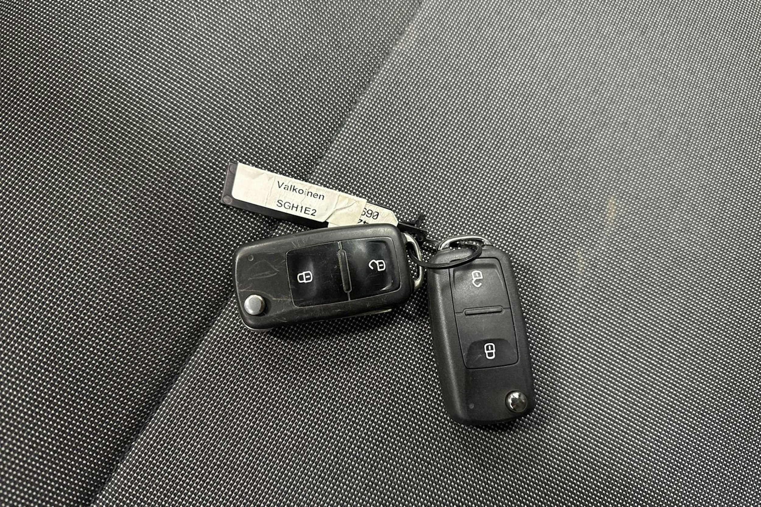 Valkoinen Volkswagen Transporter 2019 kuva 22.