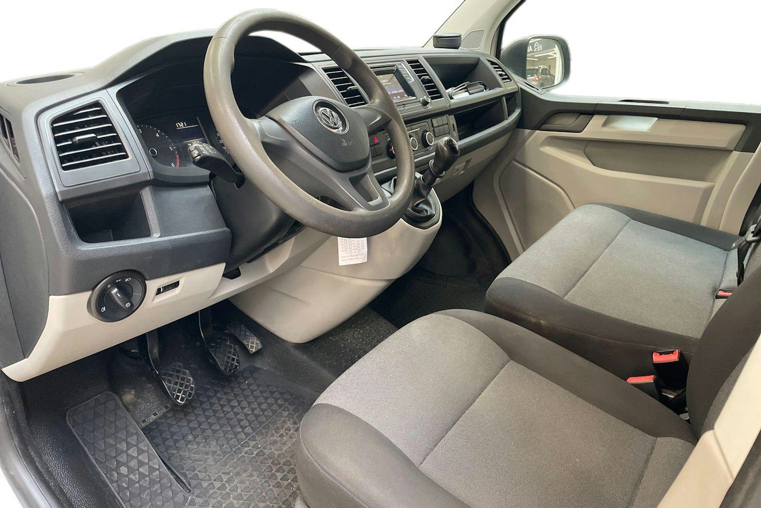 valkoinen Volkswagen Transporter 2019 kuva 3.