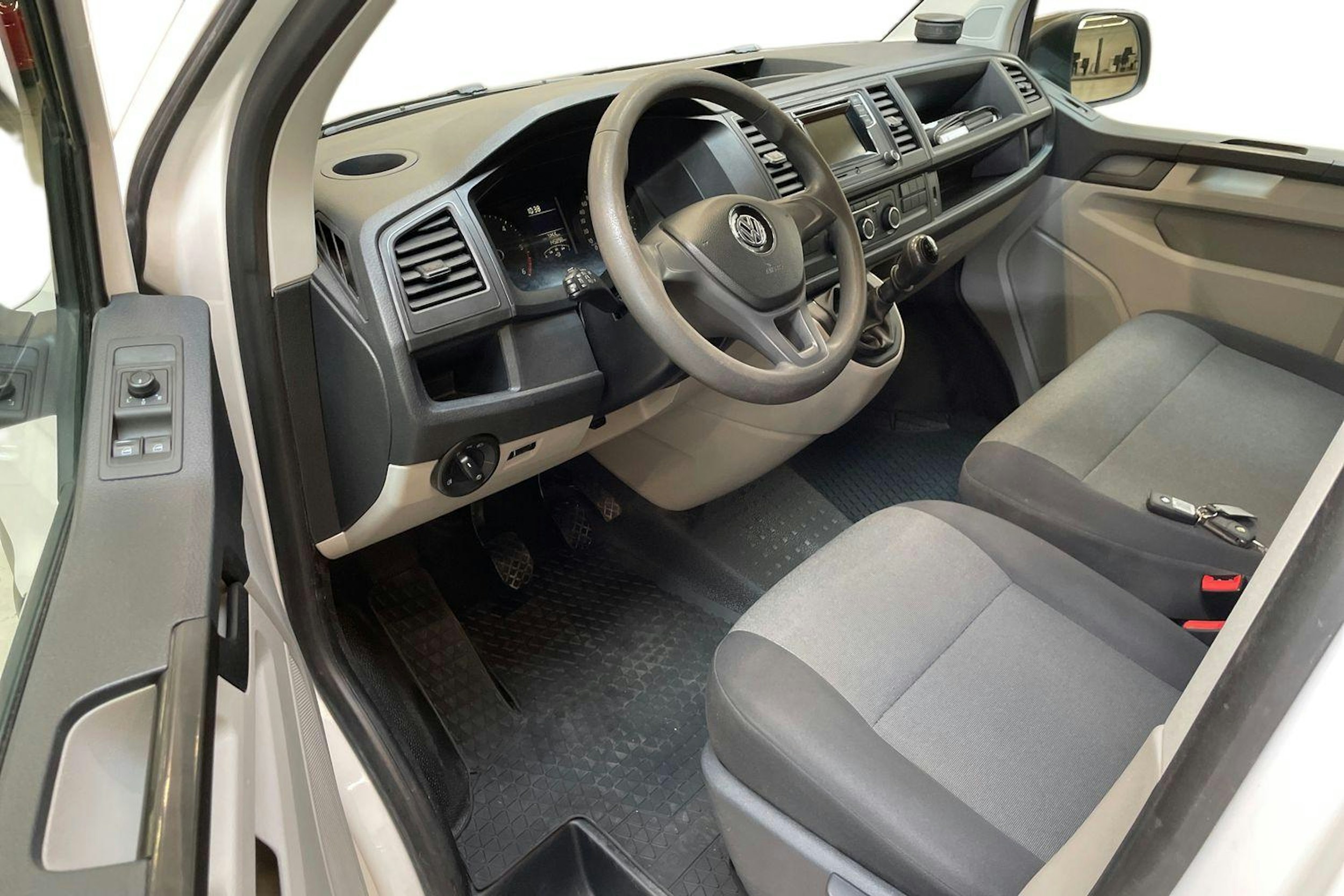 valkoinen Volkswagen Transporter 2019 kuva 7.