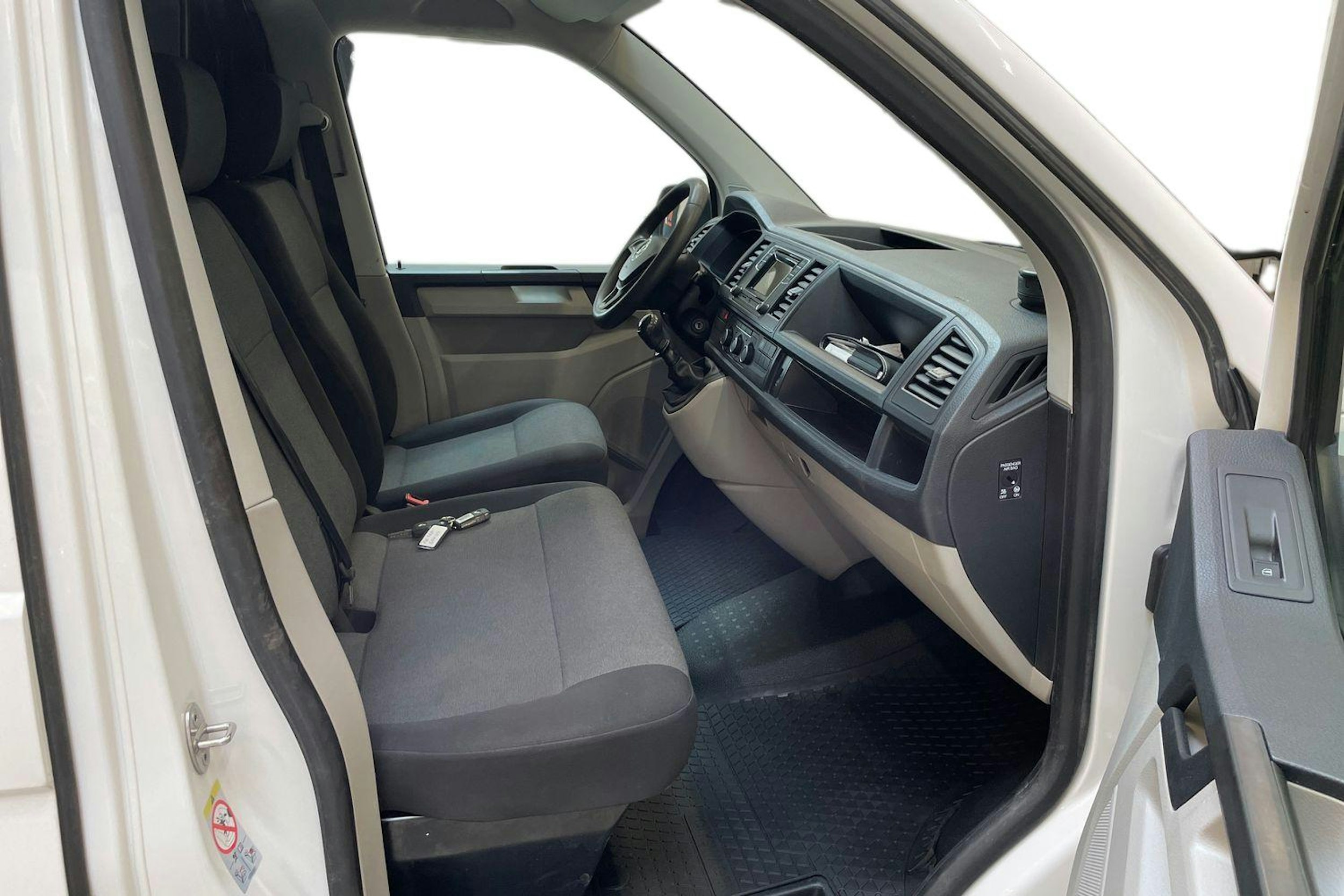 valkoinen Volkswagen Transporter 2019 kuva 10.