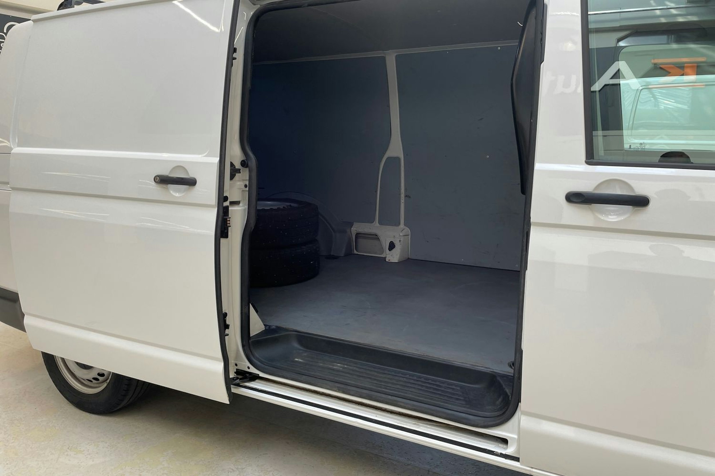 valkoinen Volkswagen Transporter 2019 kuva 13.