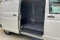valkoinen Volkswagen Transporter 2019 kuva 13.