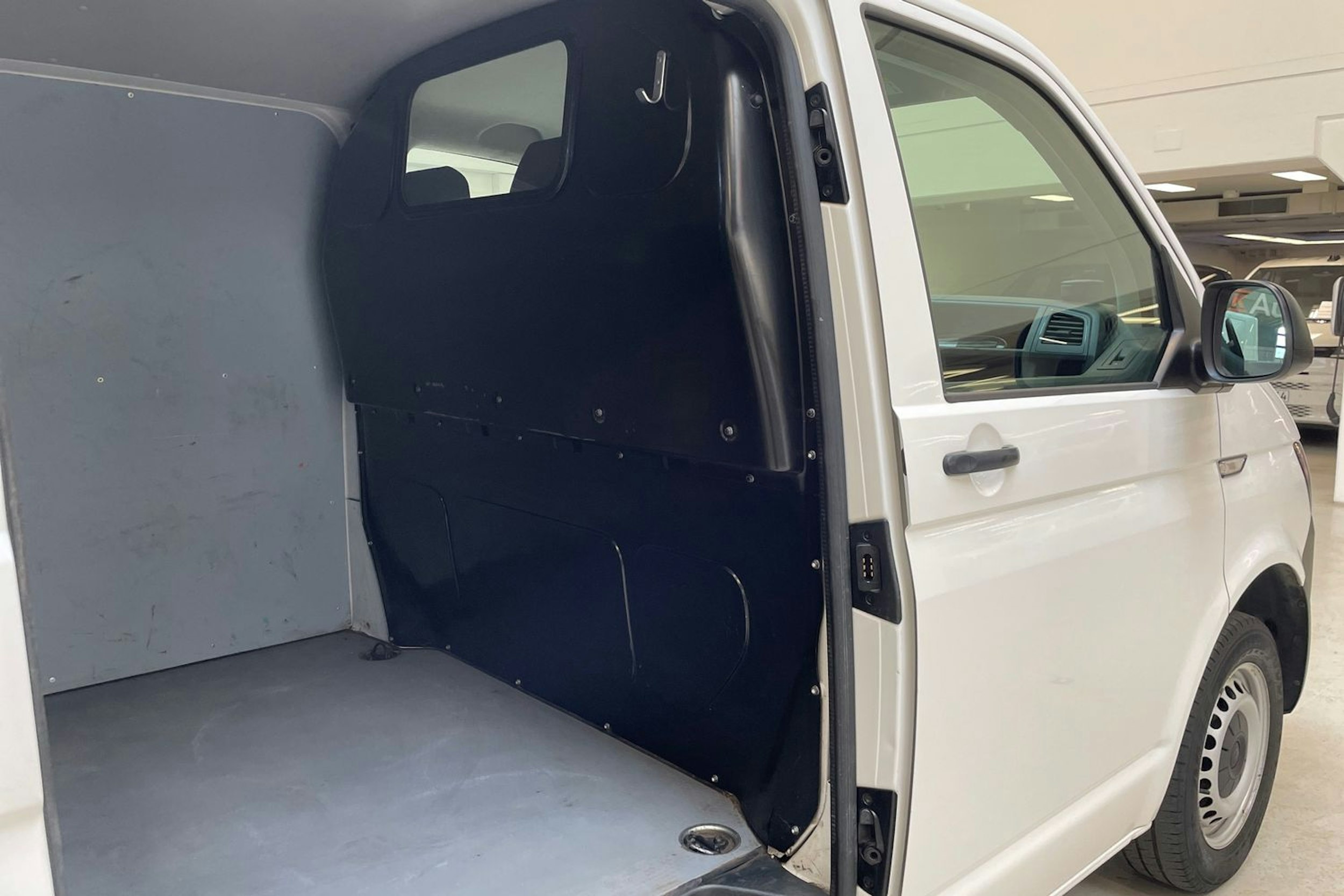 valkoinen Volkswagen Transporter 2019 kuva 14.