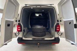 valkoinen Volkswagen Transporter 2019 kuva 15.