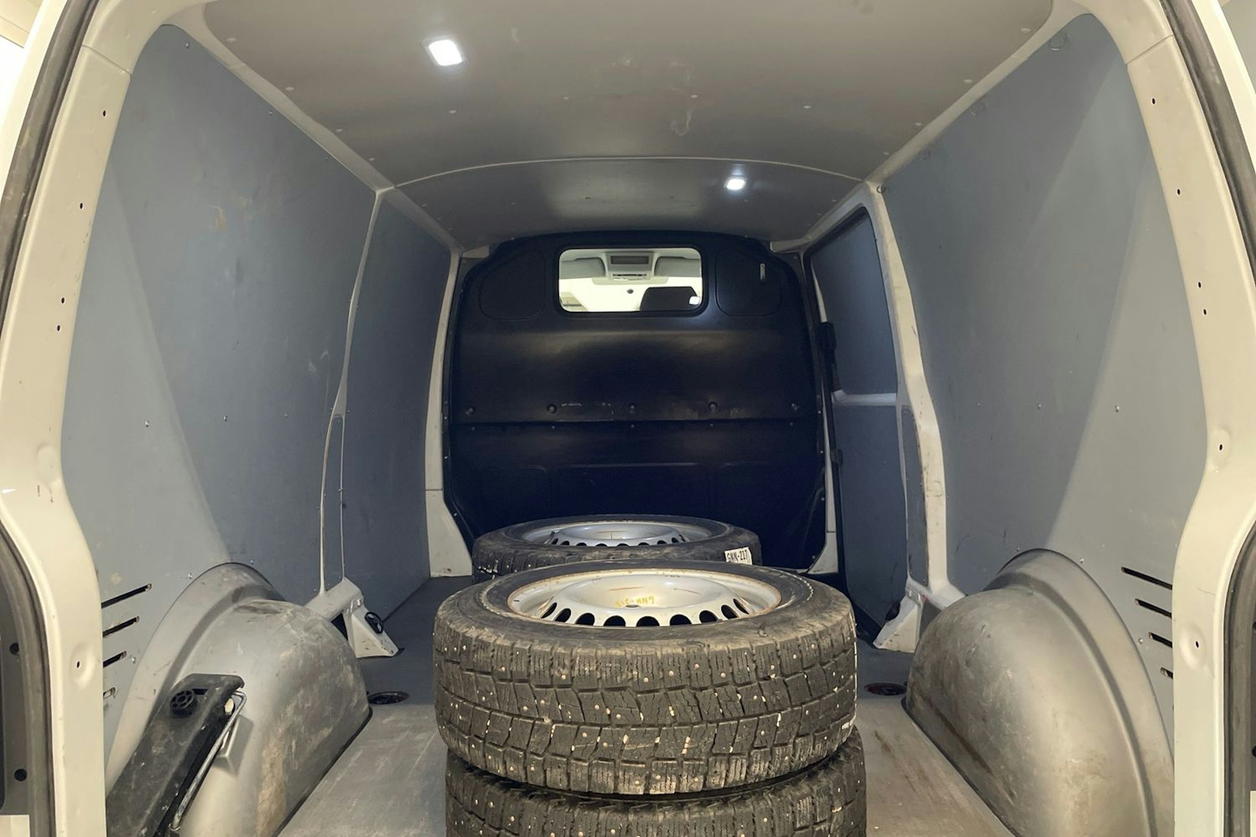 valkoinen Volkswagen Transporter 2019 kuva 17.