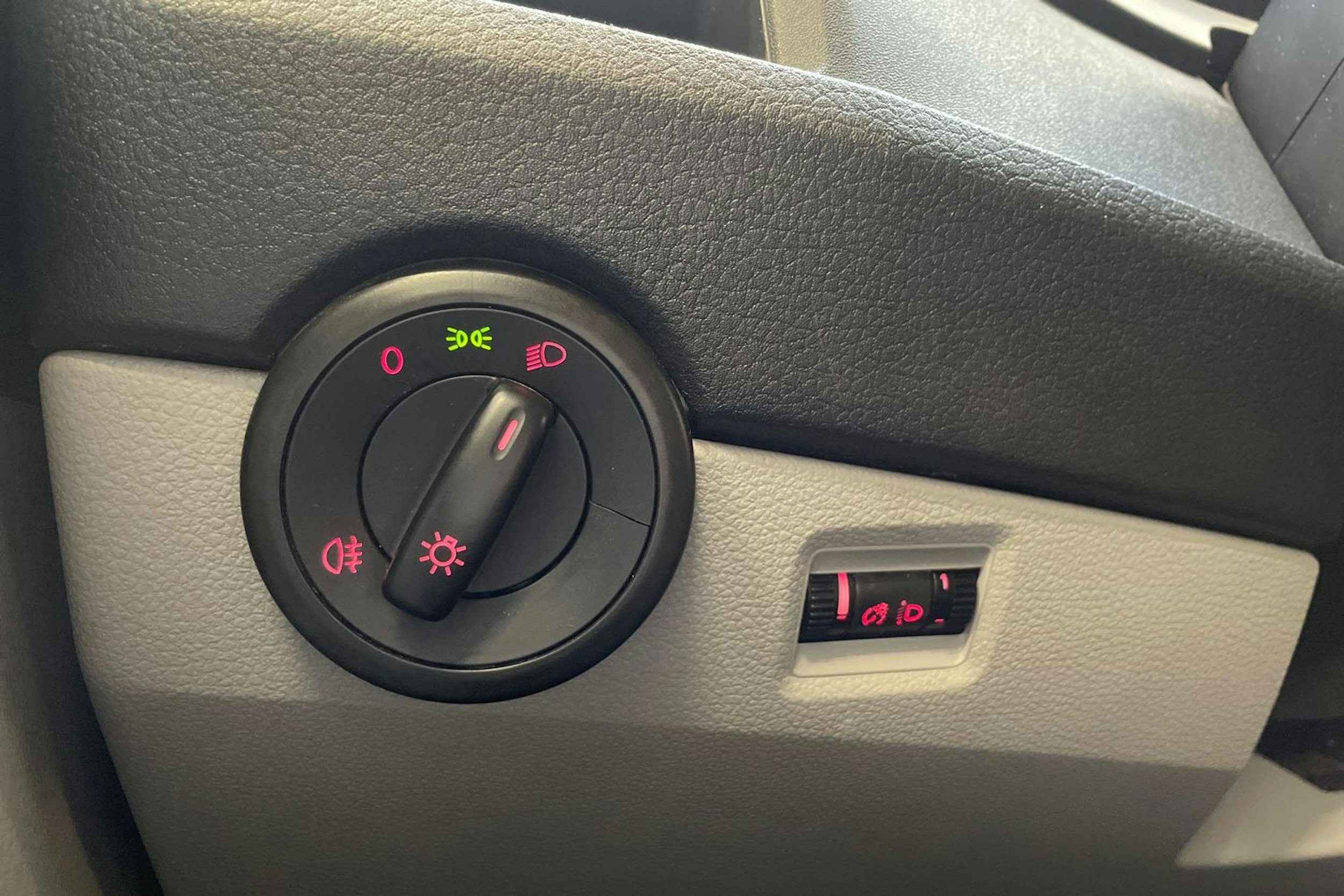 valkoinen Volkswagen Transporter 2019 kuva 22.