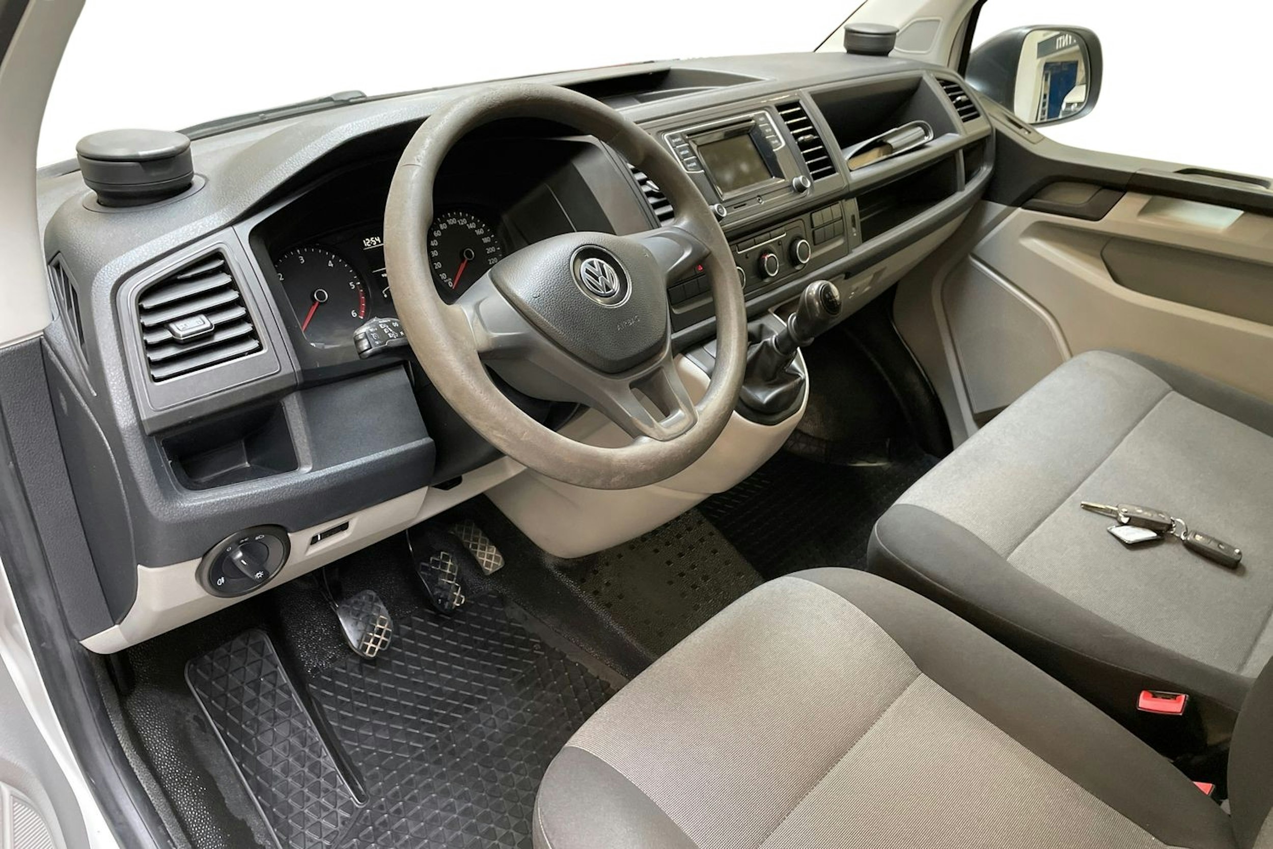 valkoinen Volkswagen Transporter 2019 kuva 7.
