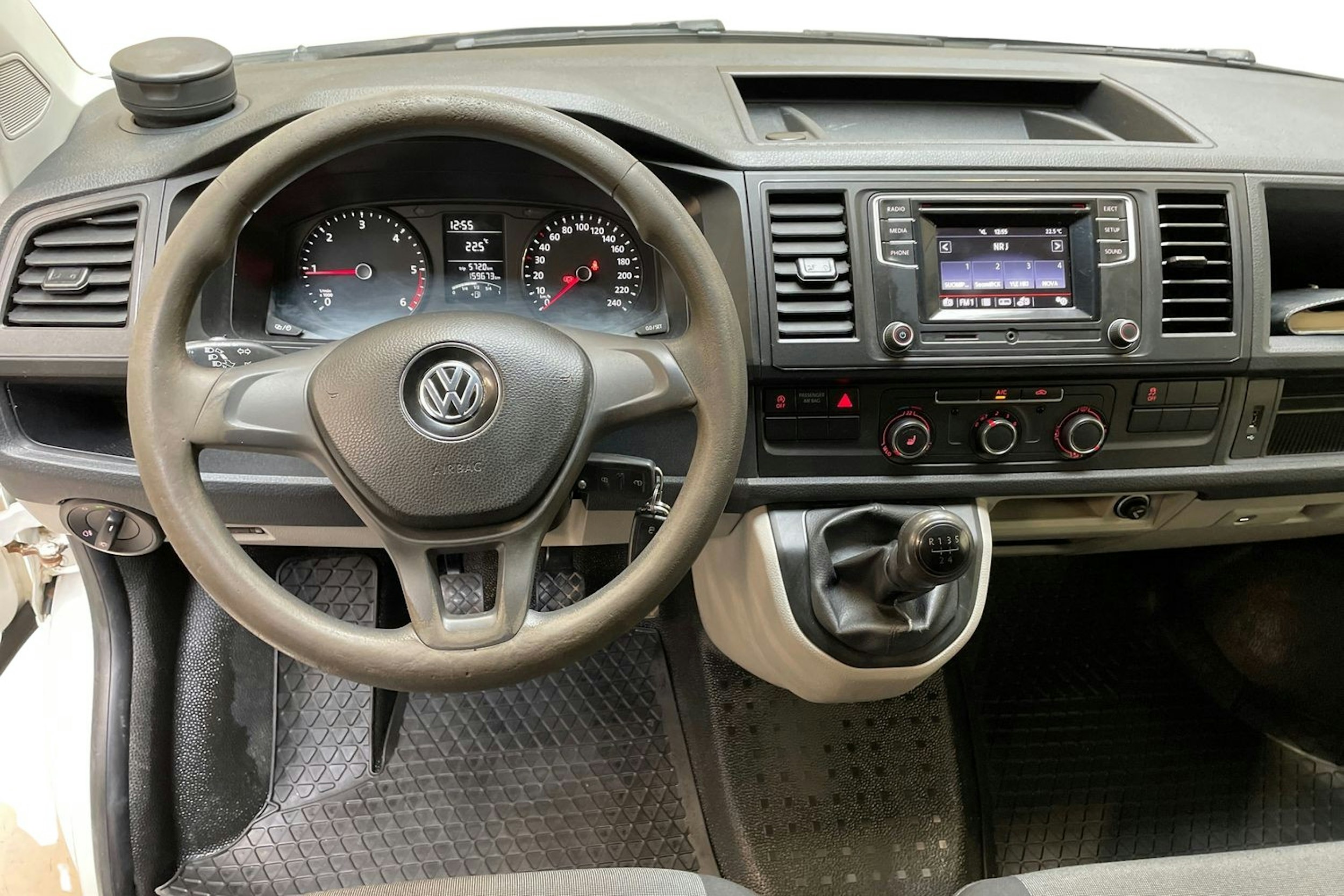 valkoinen Volkswagen Transporter 2019 kuva 9.