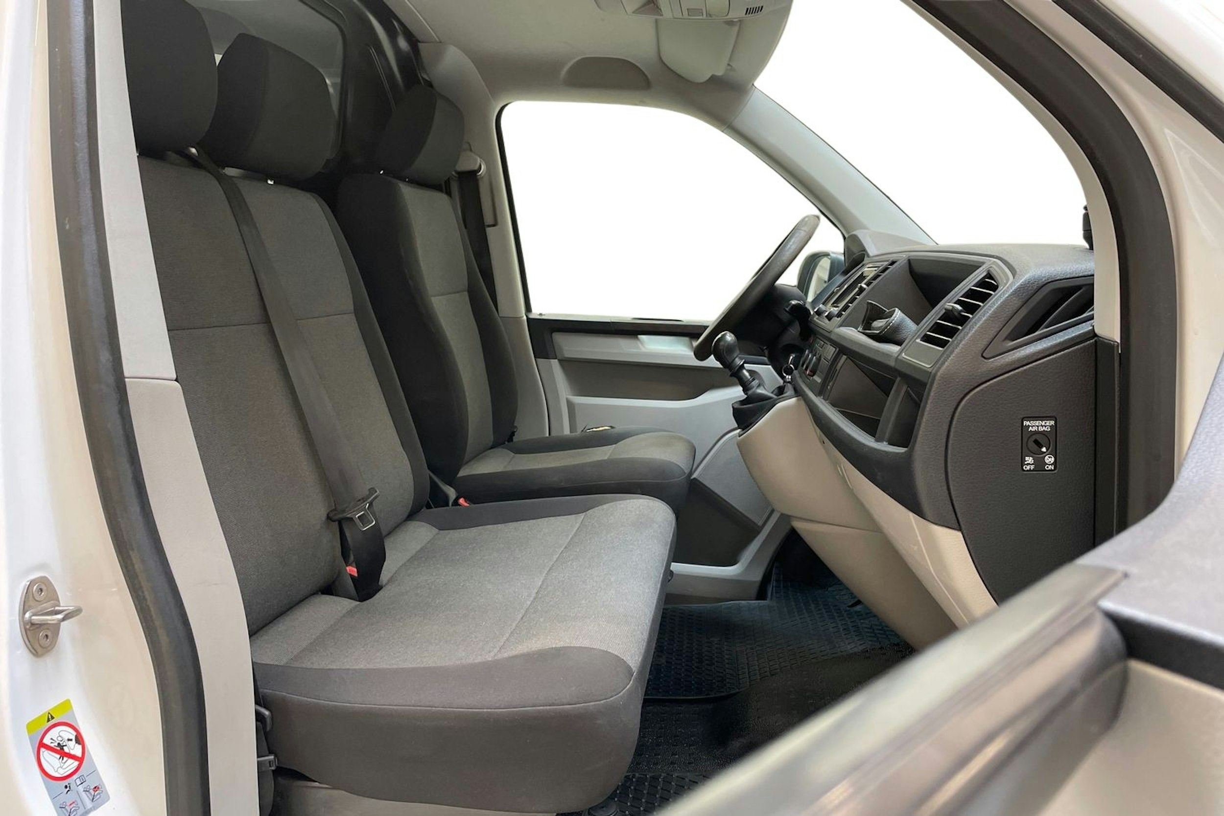 valkoinen Volkswagen Transporter 2019 kuva 10.