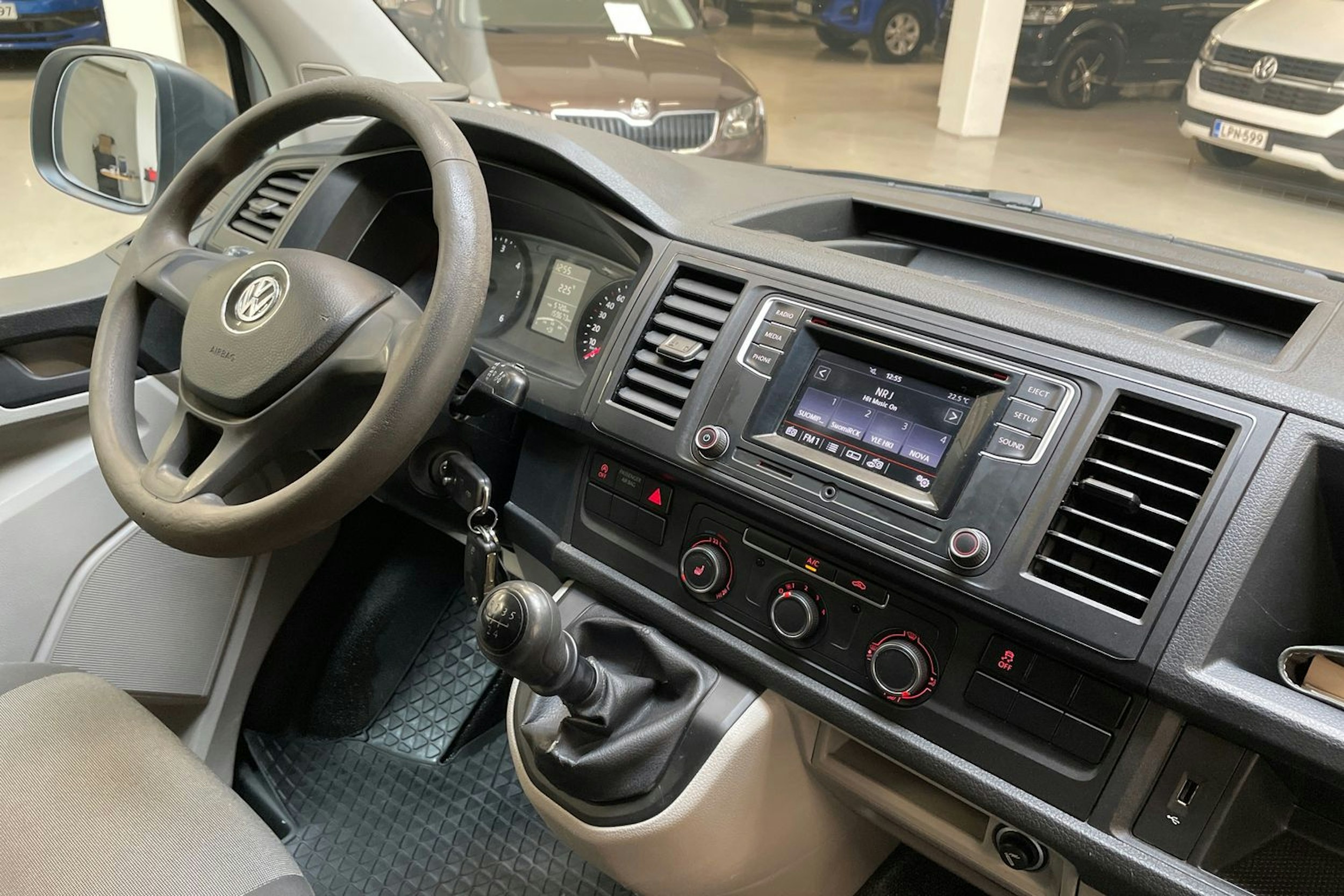 valkoinen Volkswagen Transporter 2019 kuva 14.