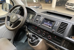valkoinen Volkswagen Transporter 2019 kuva 14.