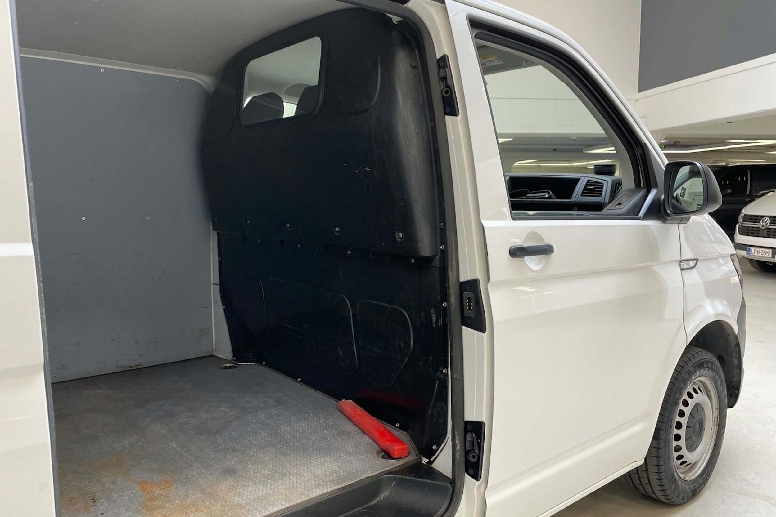 valkoinen Volkswagen Transporter 2019 kuva 17.