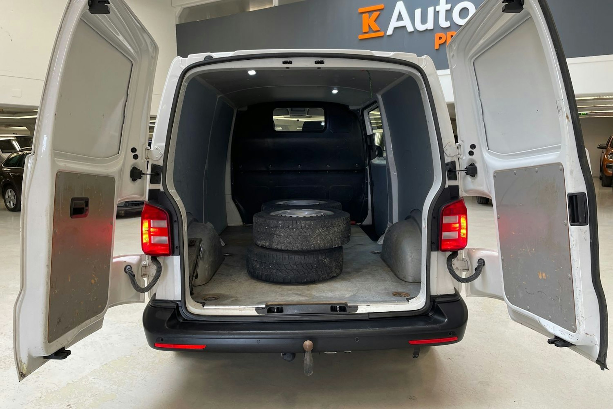 valkoinen Volkswagen Transporter 2019 kuva 19.