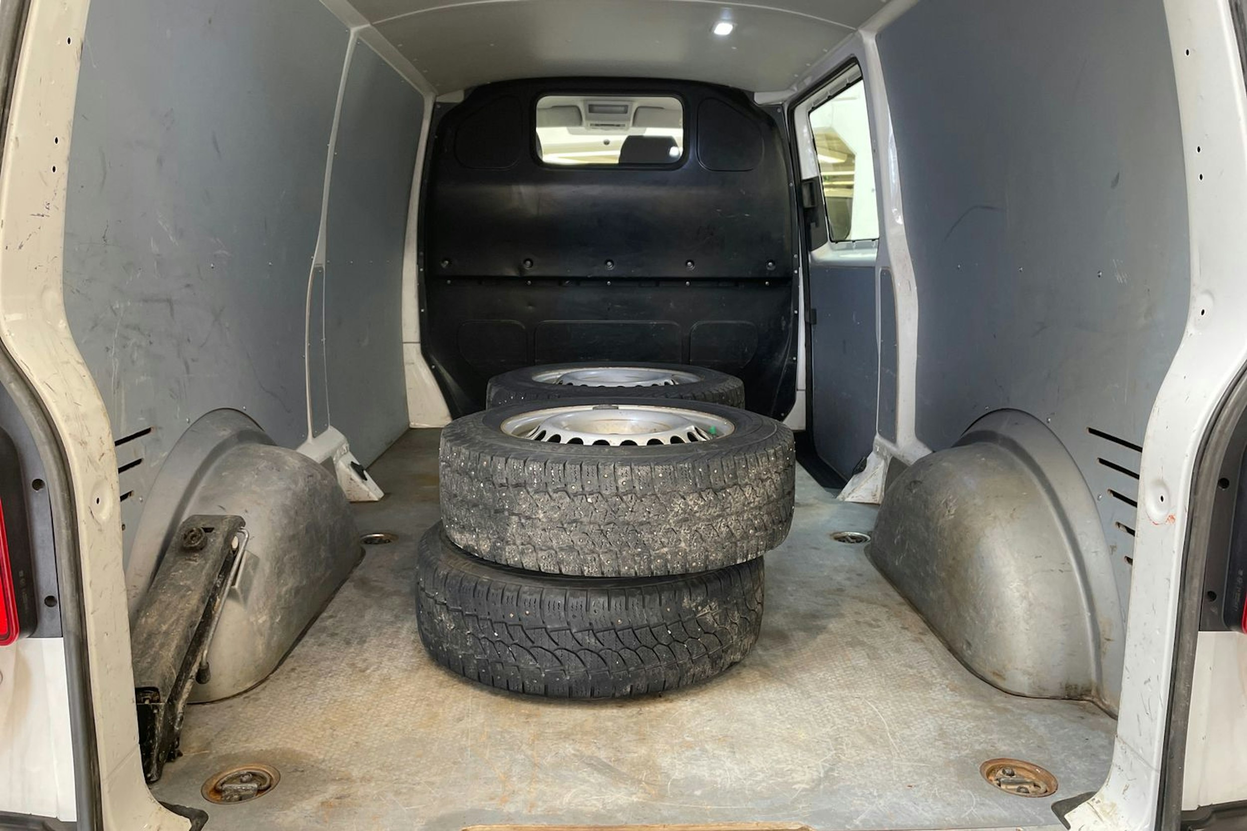 valkoinen Volkswagen Transporter 2019 kuva 20.