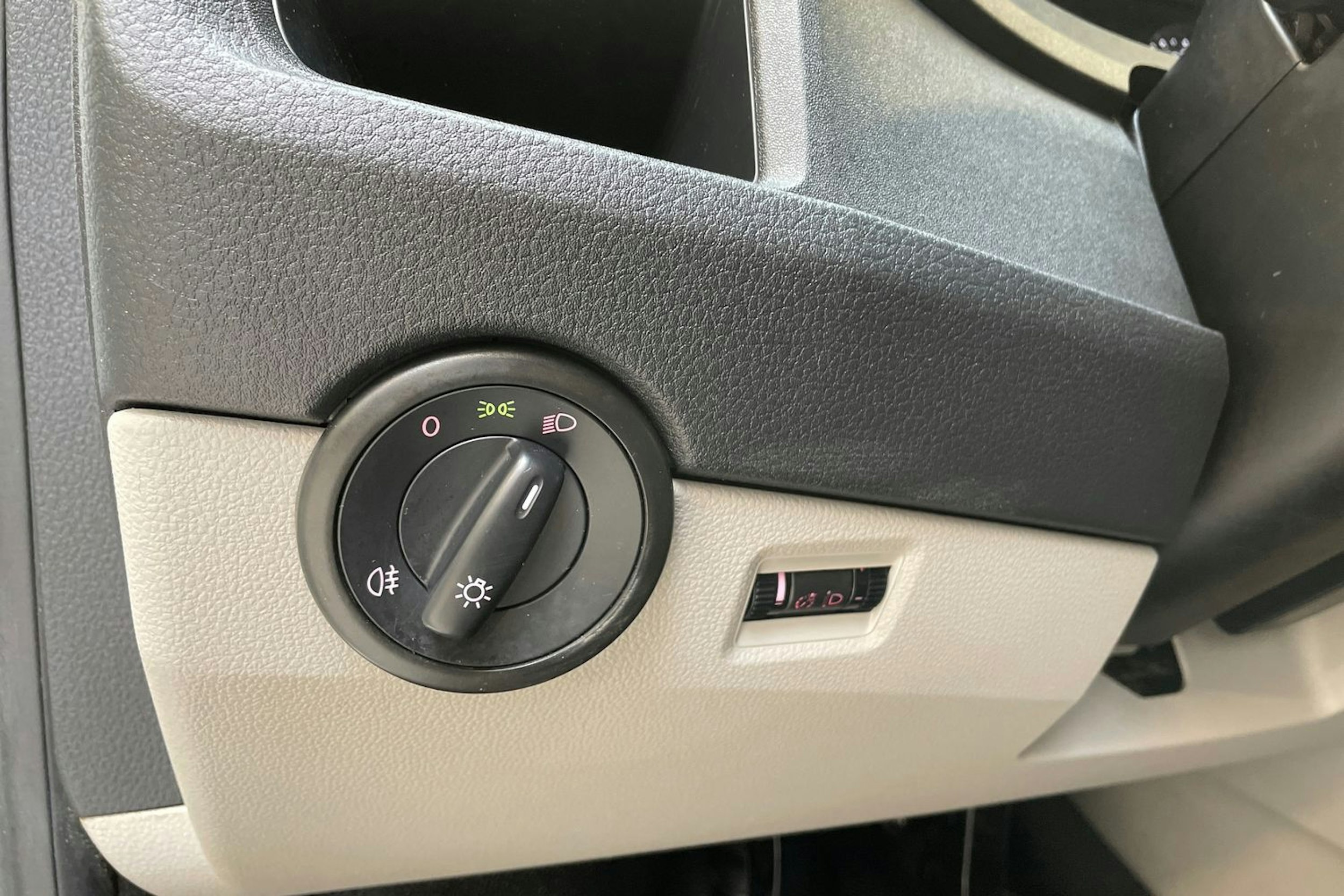 valkoinen Volkswagen Transporter 2019 kuva 24.