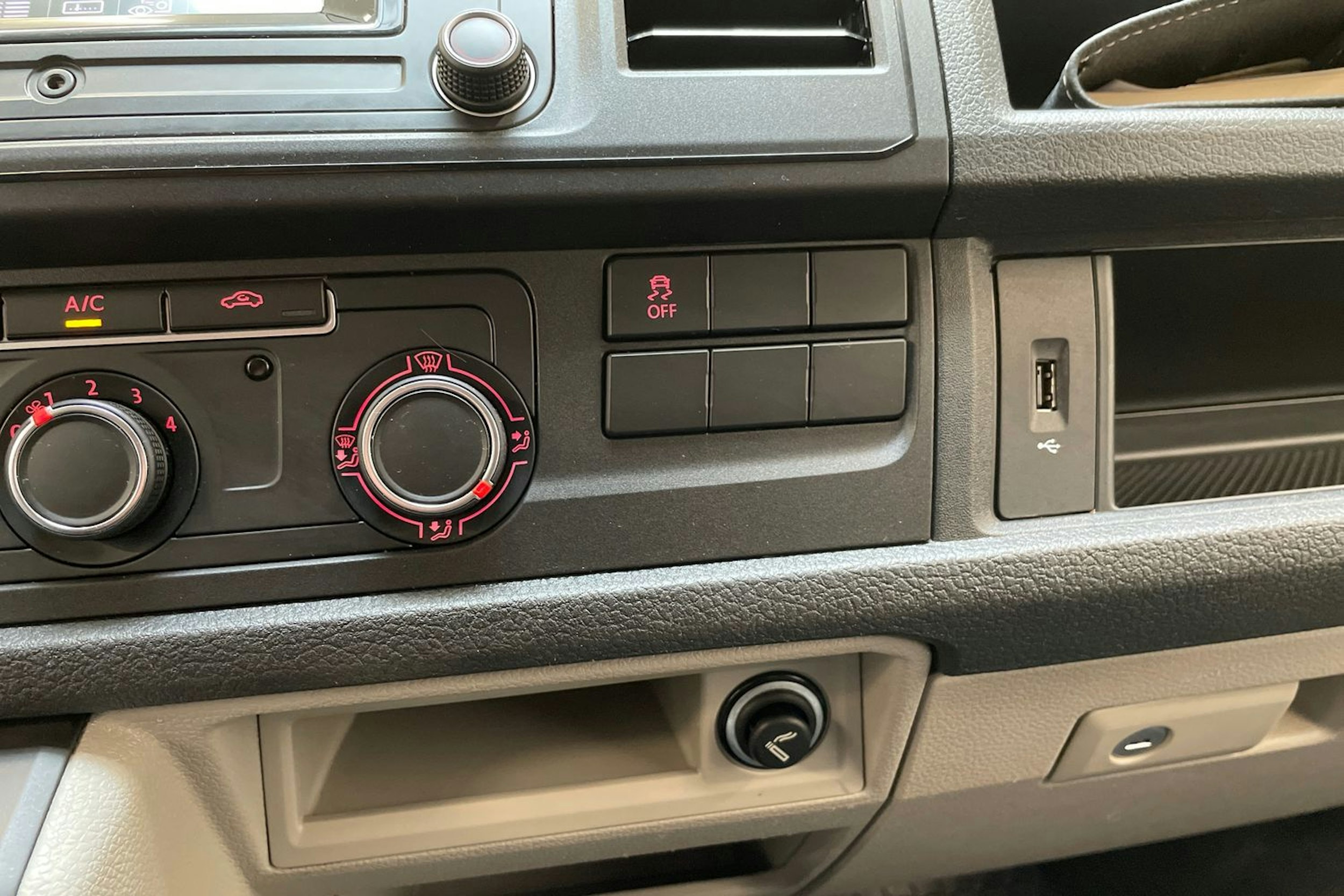valkoinen Volkswagen Transporter 2019 kuva 25.