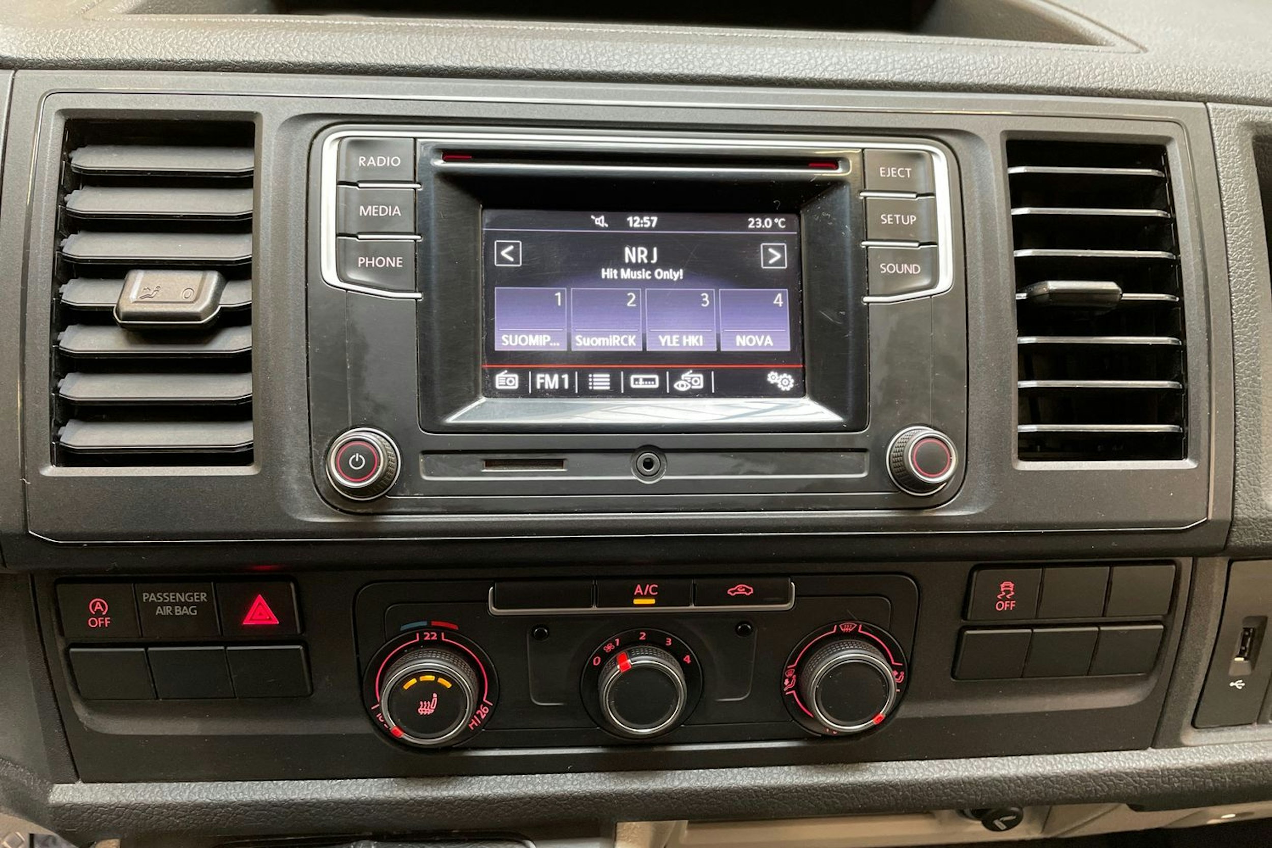 valkoinen Volkswagen Transporter 2019 kuva 26.