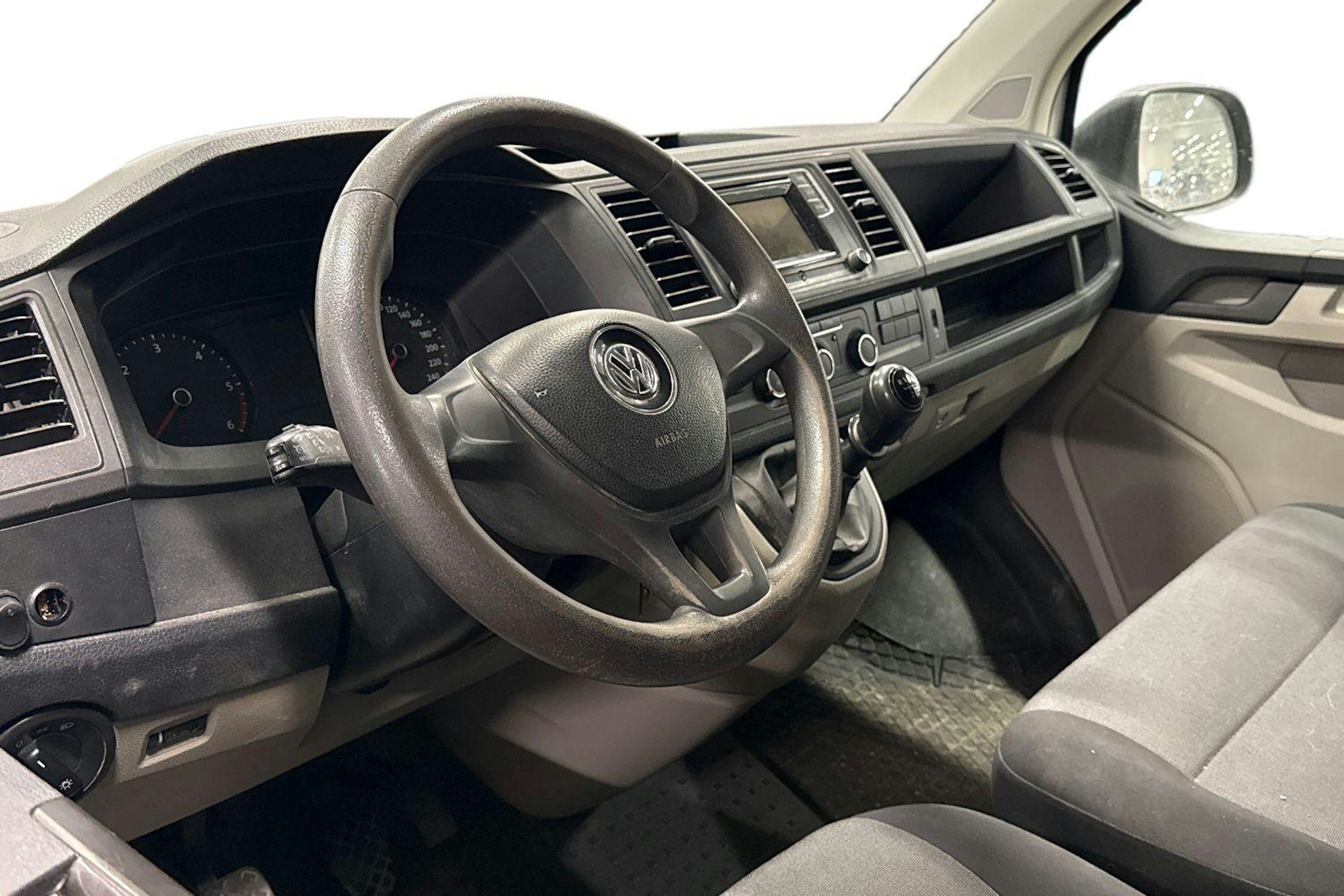 valkoinen Volkswagen Transporter 2019 kuva 3.