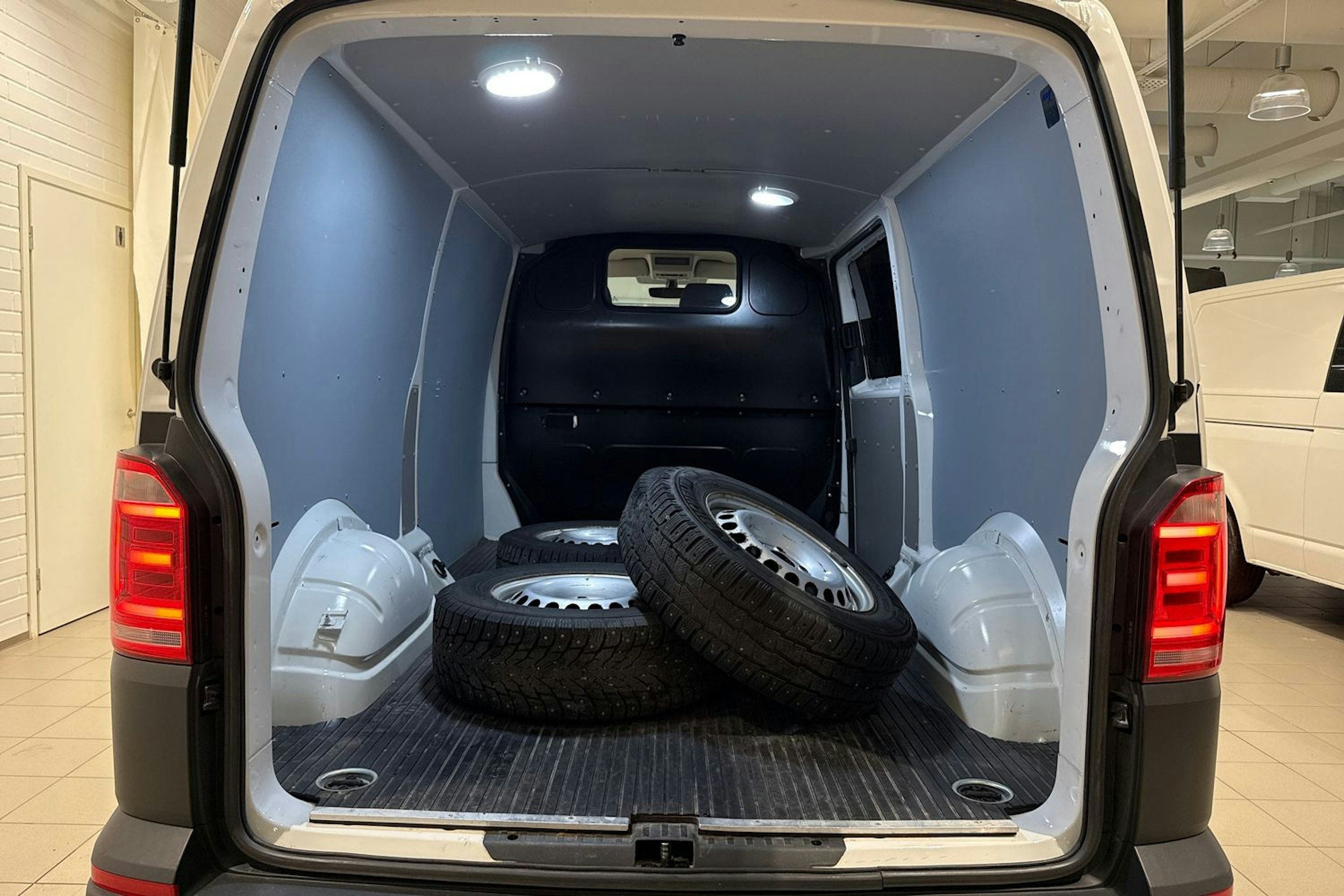 Valkoinen Volkswagen TRANSPORTER 2019 kuva 20.