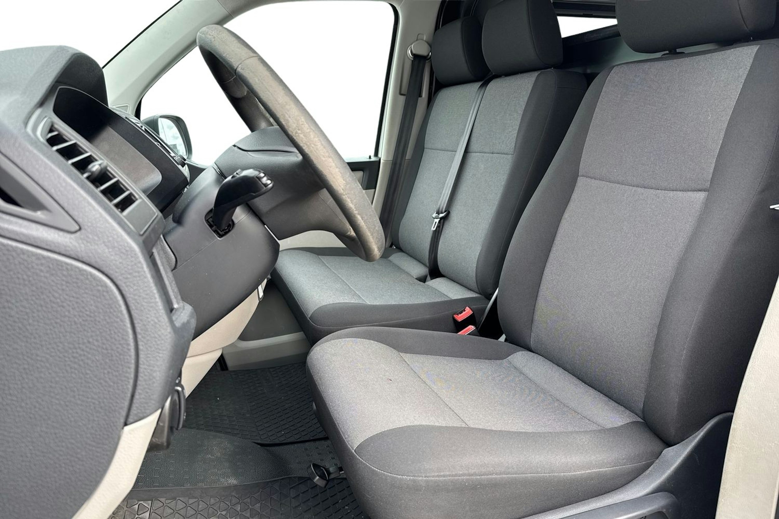 valkoinen Volkswagen Transporter 2019 kuva 7.