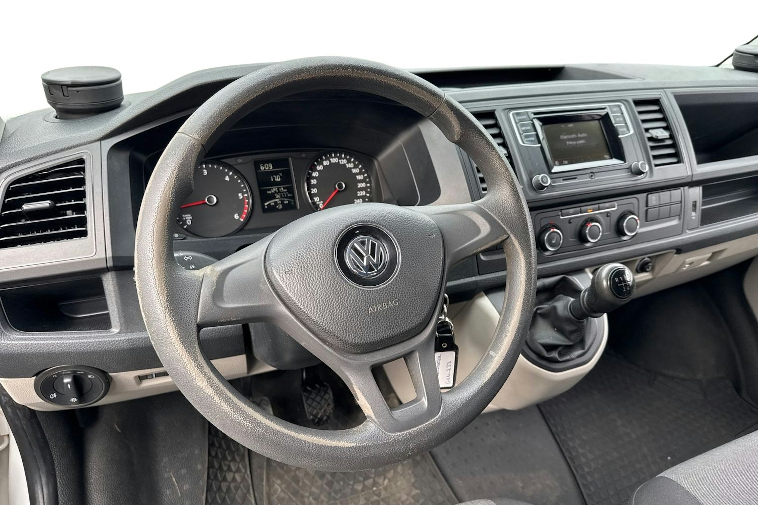 valkoinen Volkswagen Transporter 2019 kuva 9.
