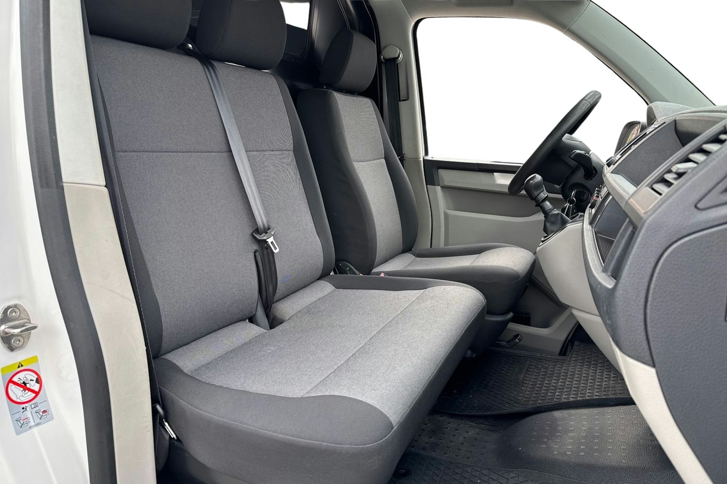 valkoinen Volkswagen Transporter 2019 kuva 10.