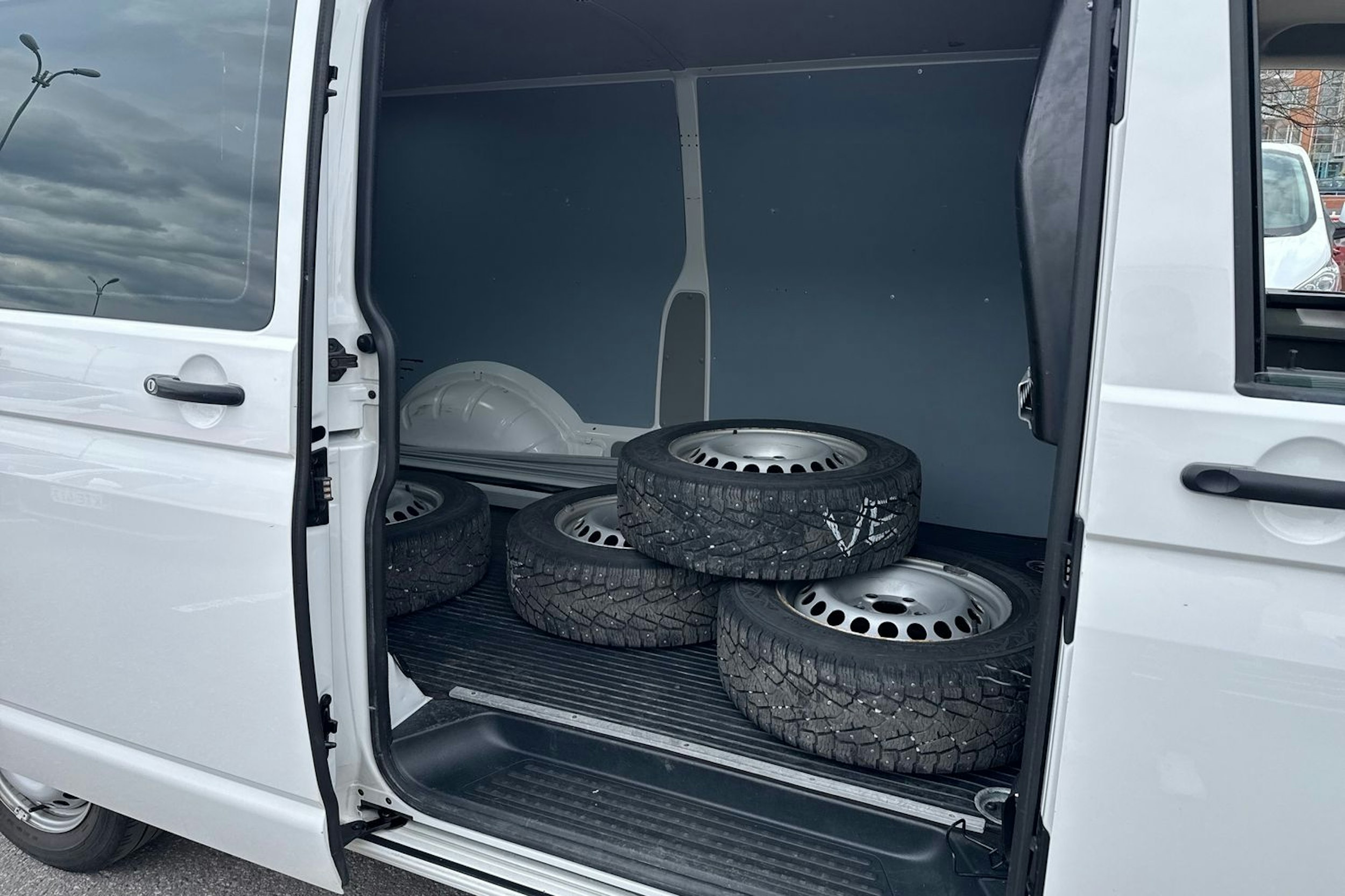 valkoinen Volkswagen Transporter 2019 kuva 13.