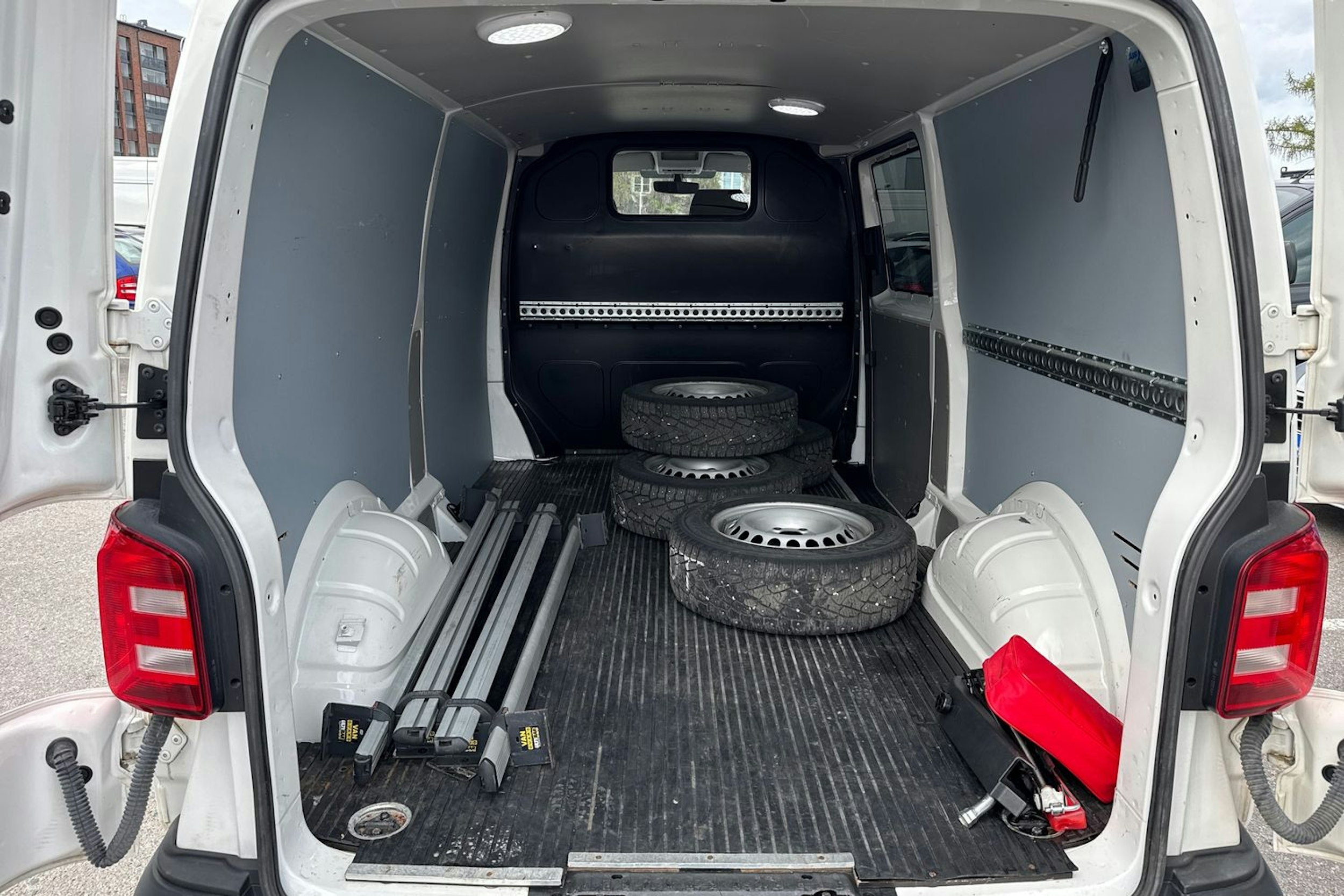 valkoinen Volkswagen Transporter 2019 kuva 14.