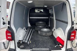 valkoinen Volkswagen Transporter 2019 kuva 14.