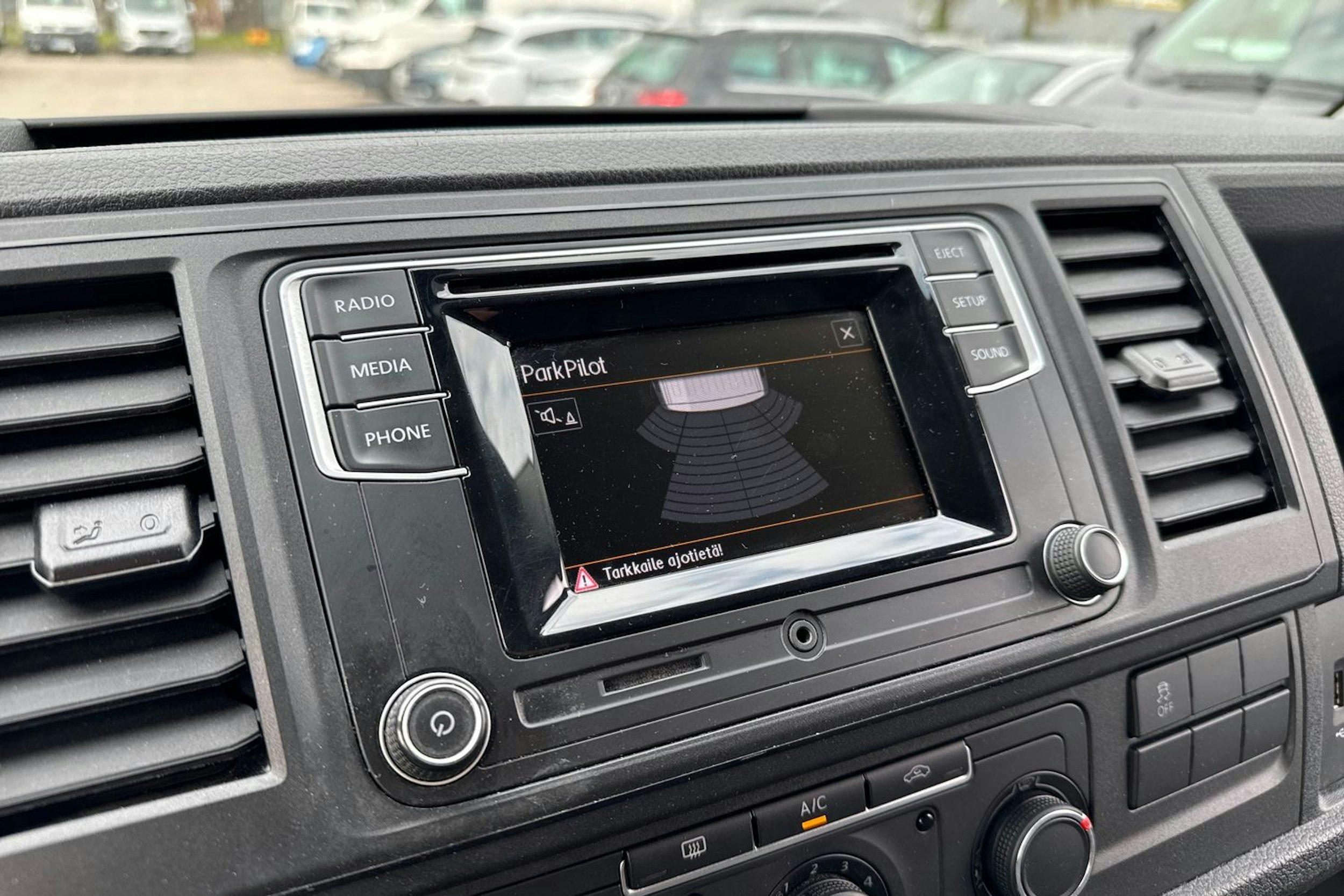 valkoinen Volkswagen Transporter 2019 kuva 16.