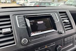 valkoinen Volkswagen Transporter 2019 kuva 16.