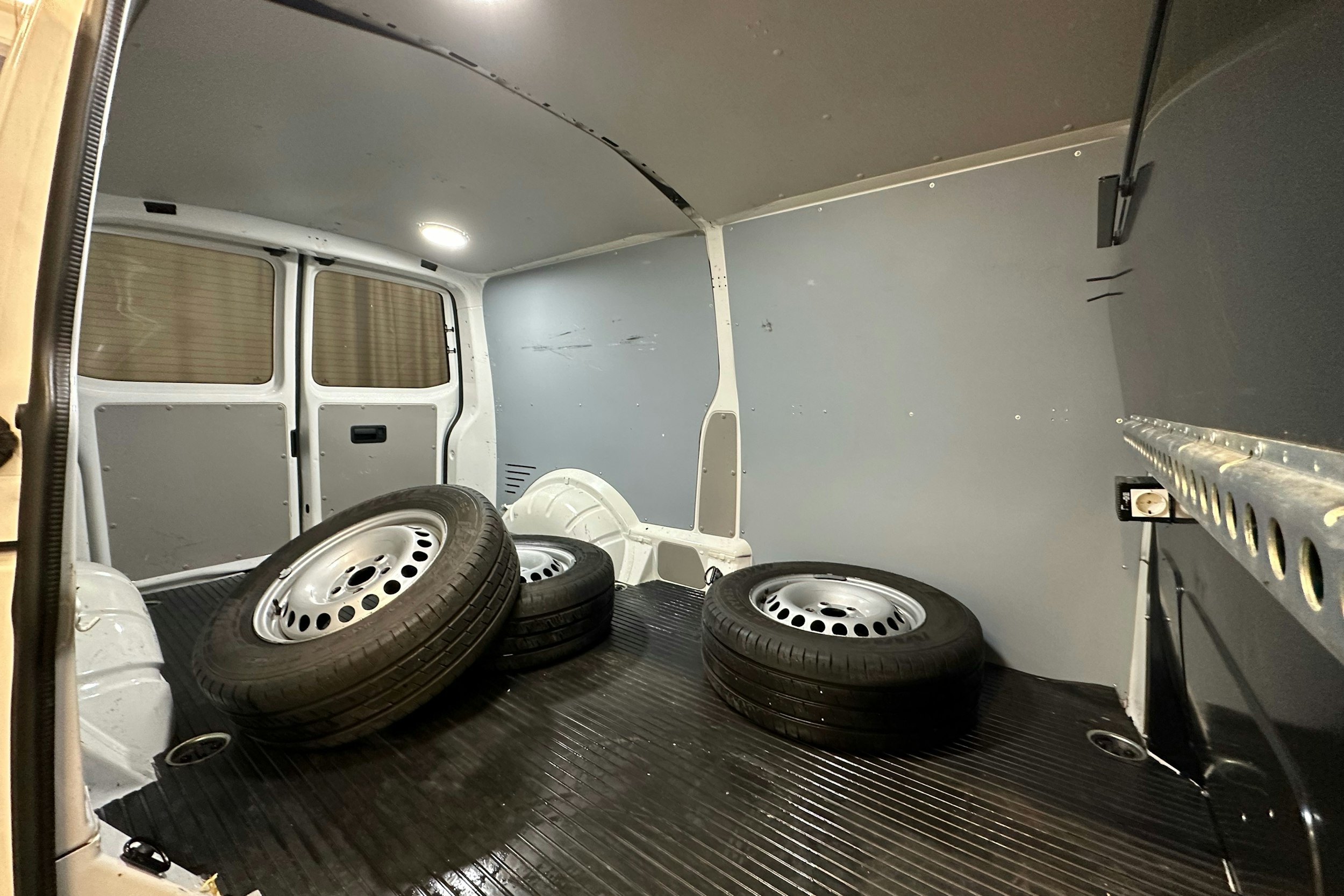 valkoinen Volkswagen Transporter 2019 kuva 16.