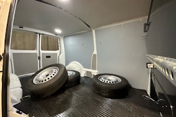 valkoinen Volkswagen Transporter 2019 kuva 16.