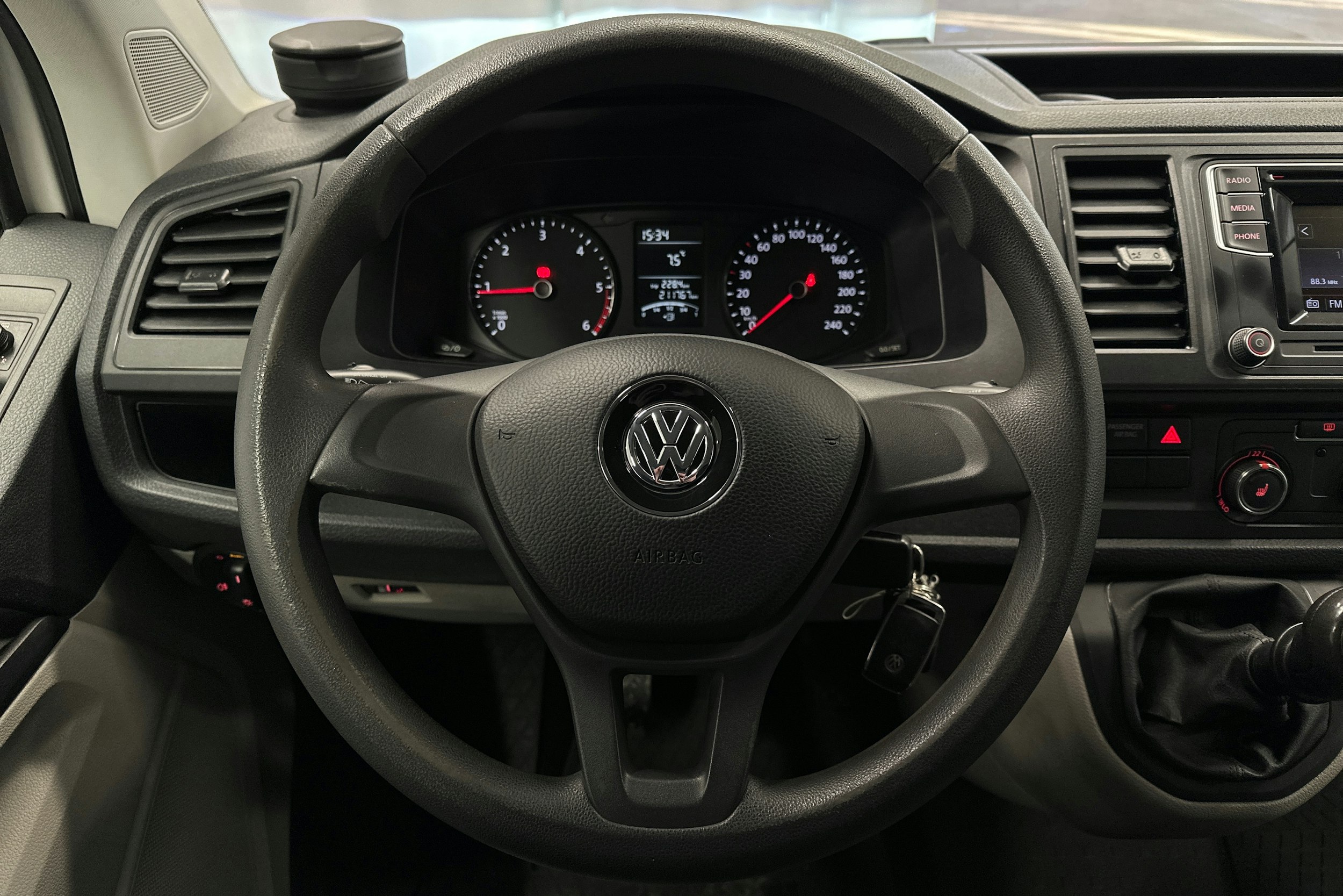 valkoinen Volkswagen Transporter 2019 kuva 17.