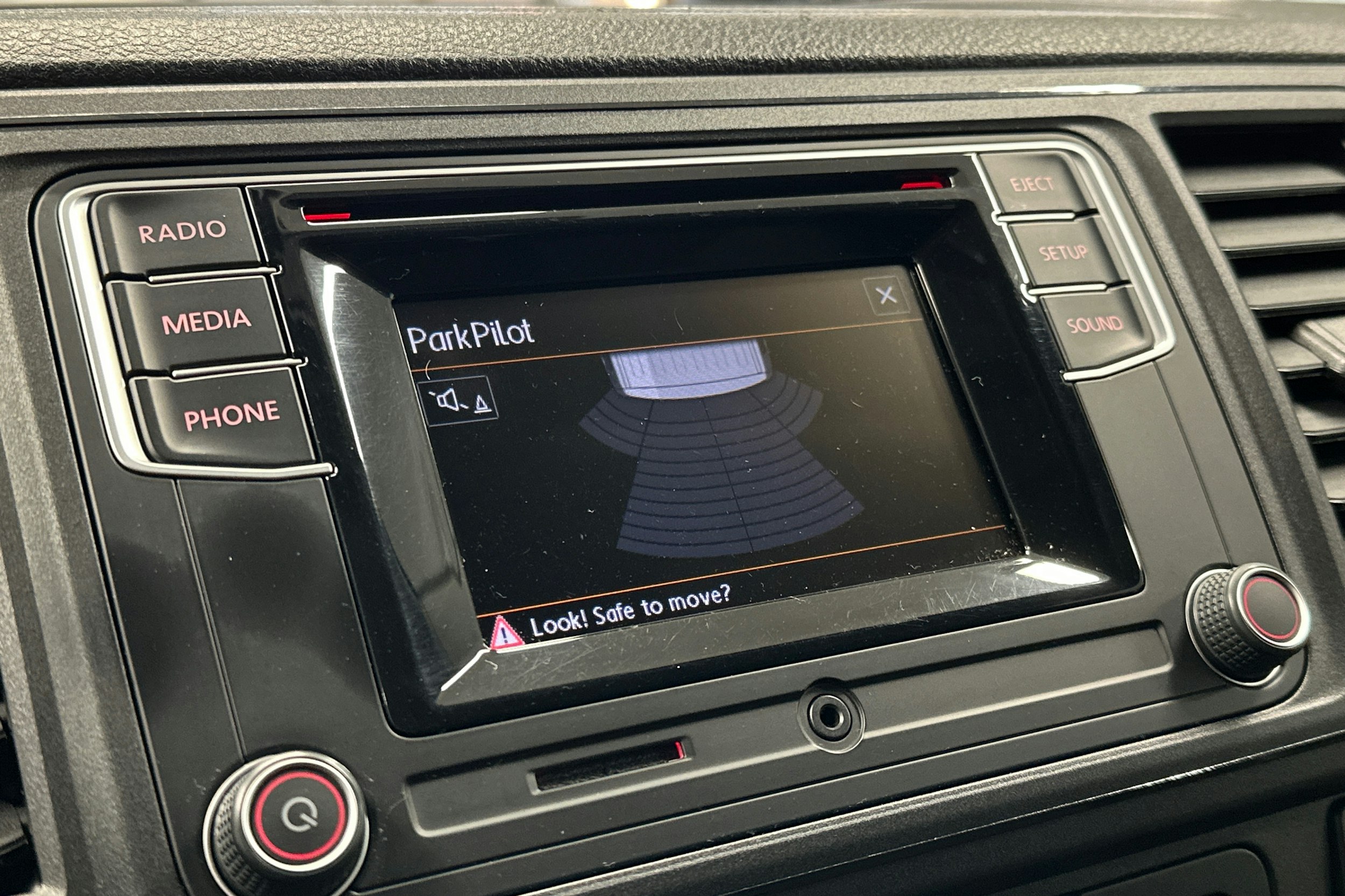 valkoinen Volkswagen Transporter 2019 kuva 20.