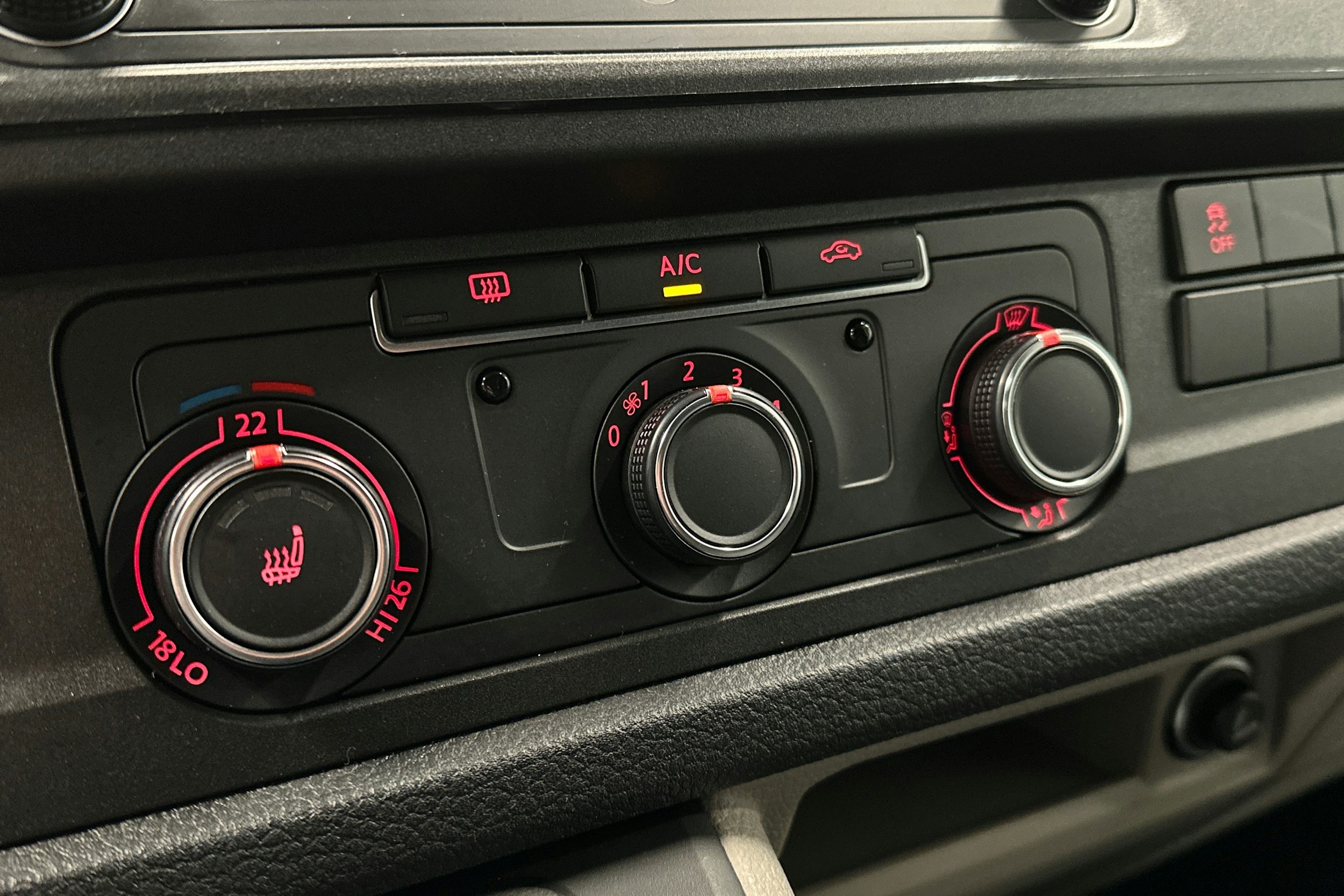 valkoinen Volkswagen Transporter 2019 kuva 22.