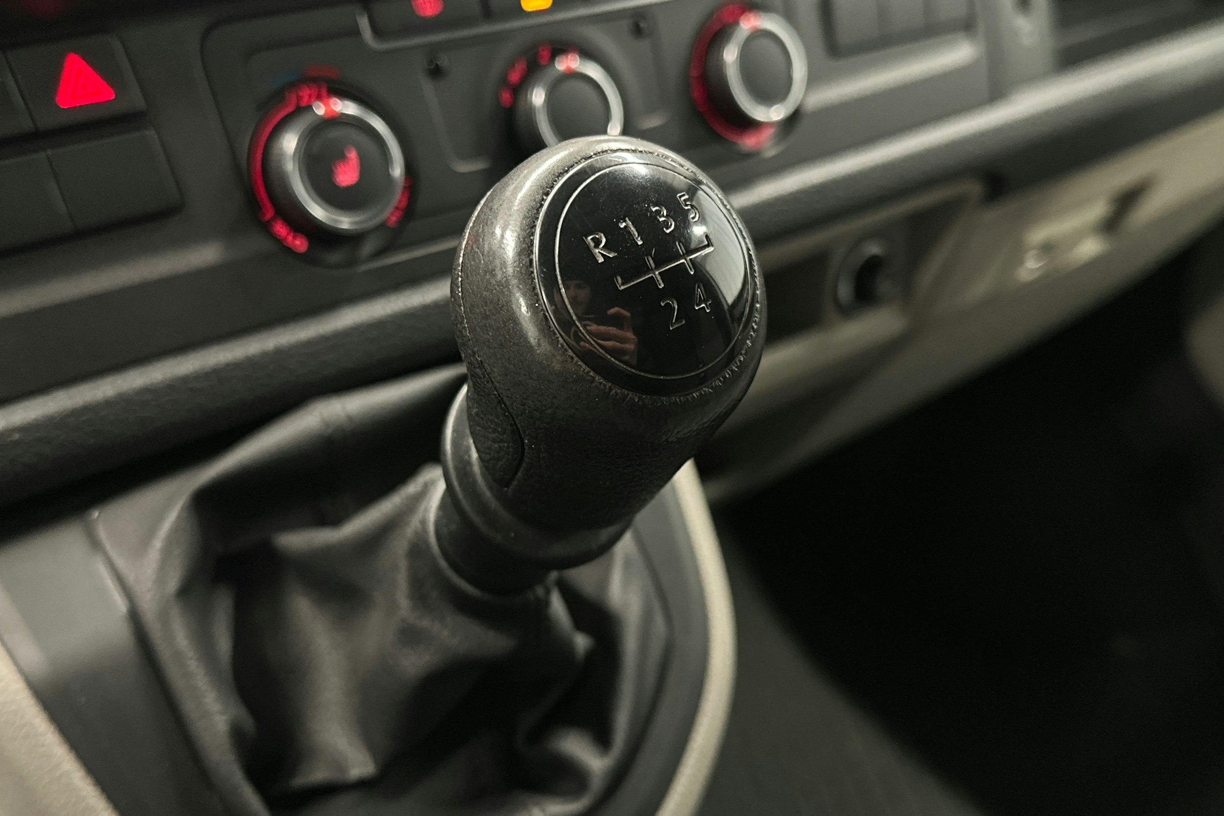 valkoinen Volkswagen Transporter 2019 kuva 23.