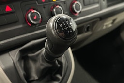 valkoinen Volkswagen Transporter 2019 kuva 23.