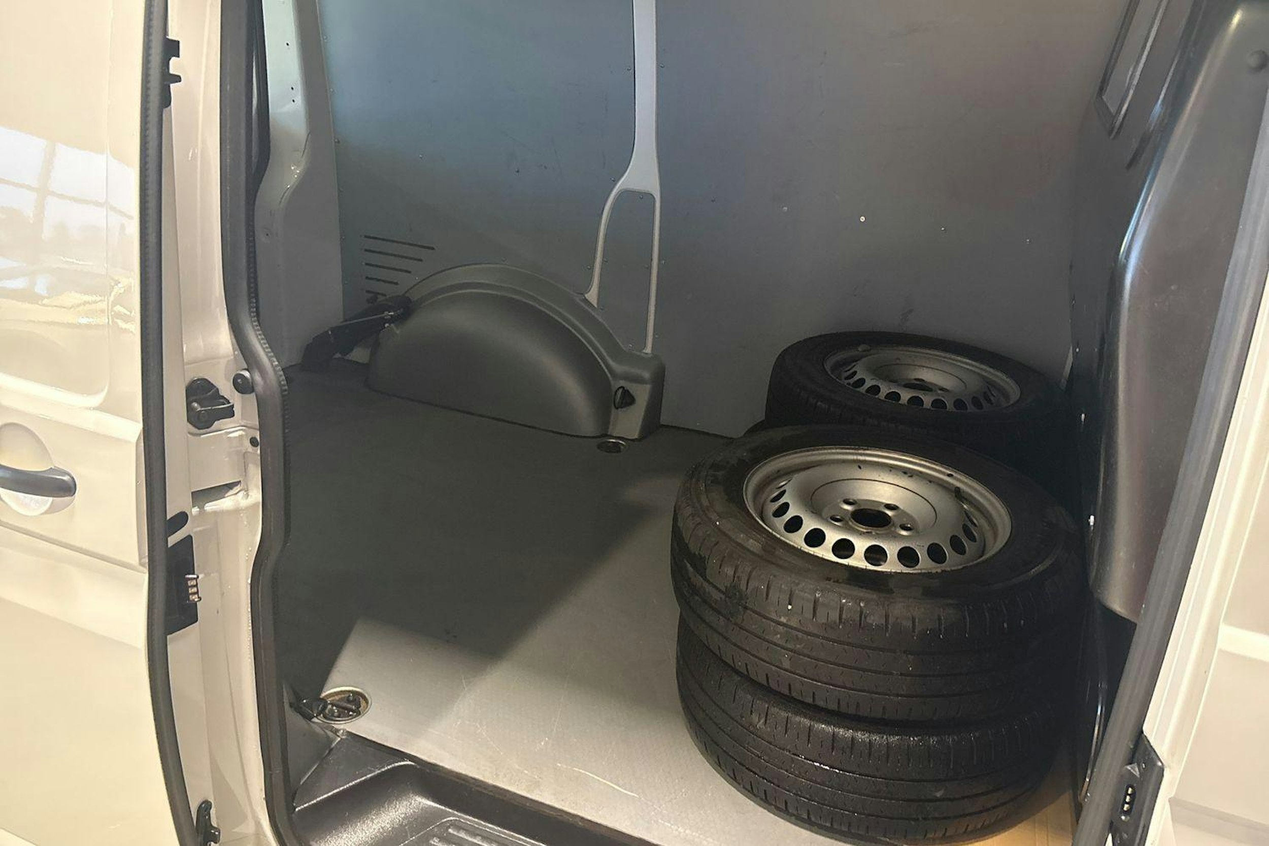 Valkoinen Volkswagen TRANSPORTER 2019 kuva 11.