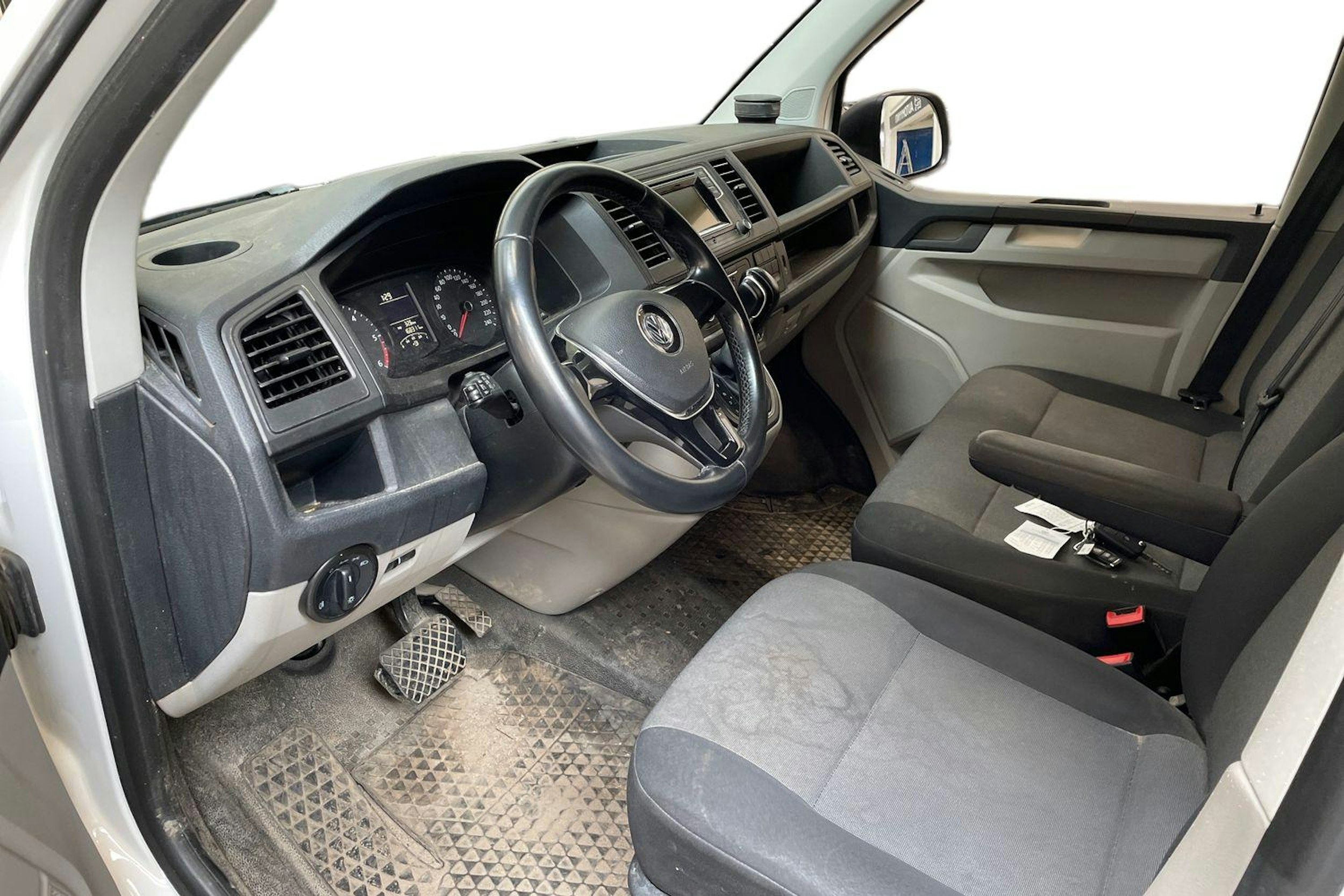 valkoinen Volkswagen Transporter 2019 kuva 3.