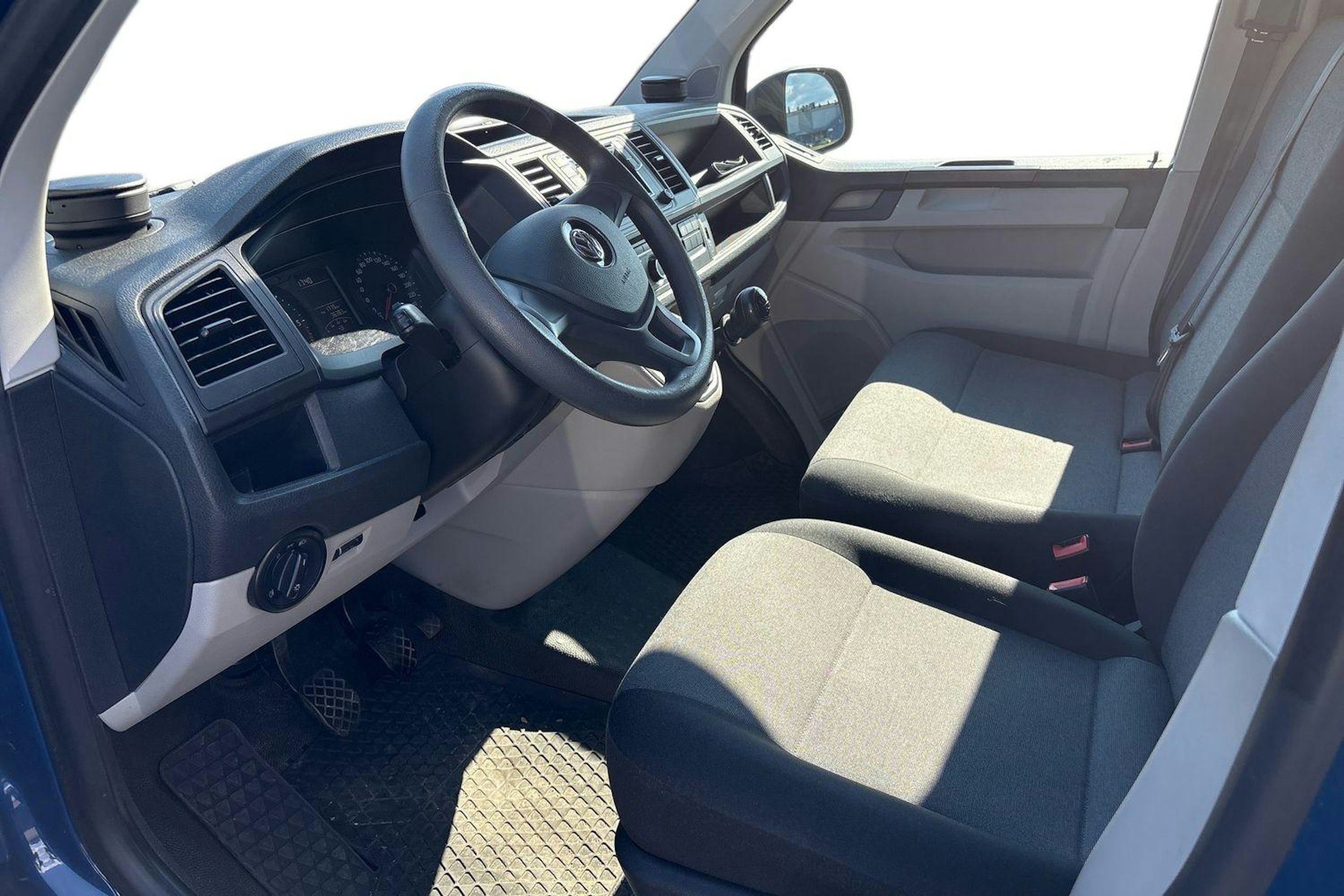 sininen Volkswagen Transporter 2019 kuva 3.