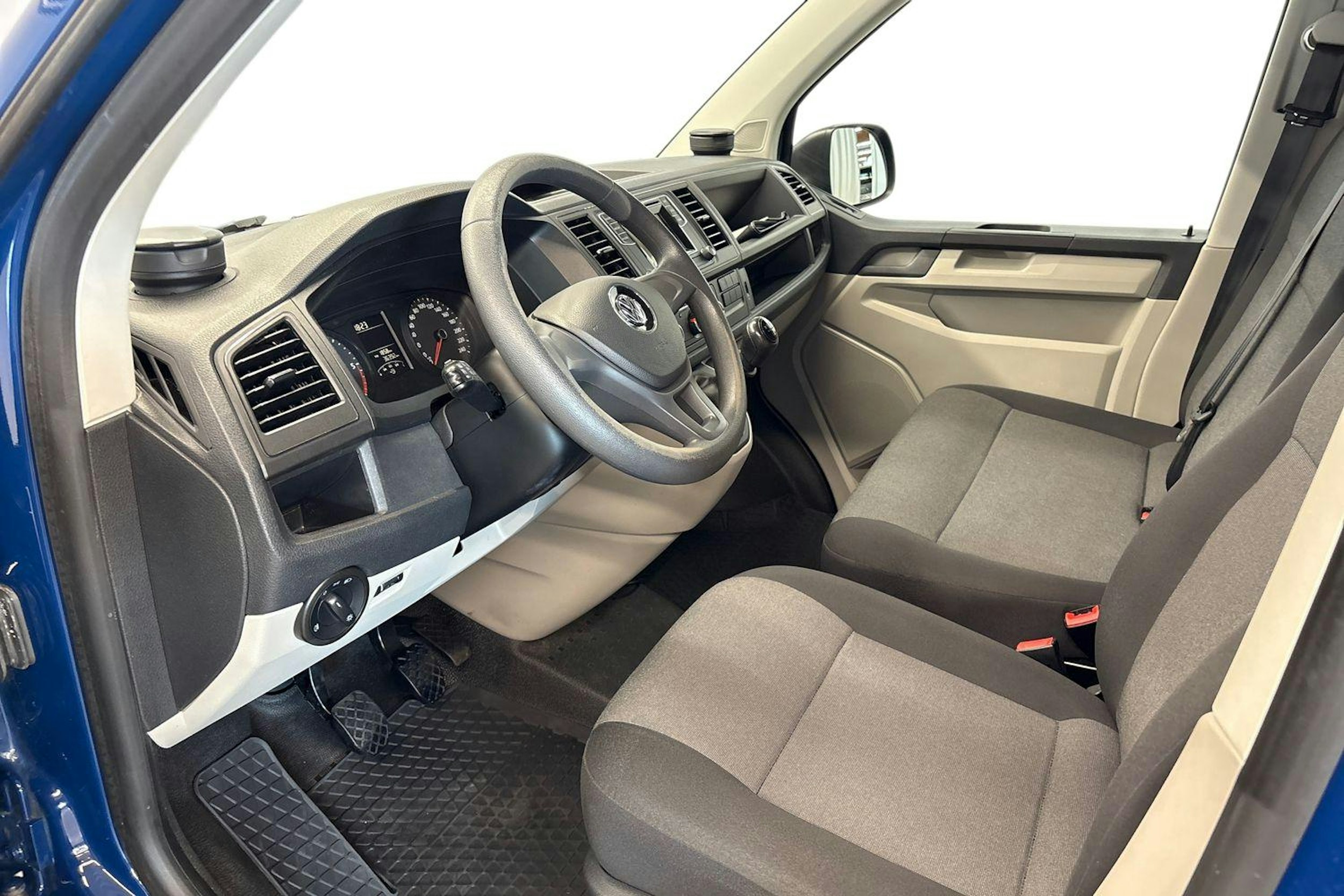 sininen Volkswagen Transporter 2019 kuva 7.